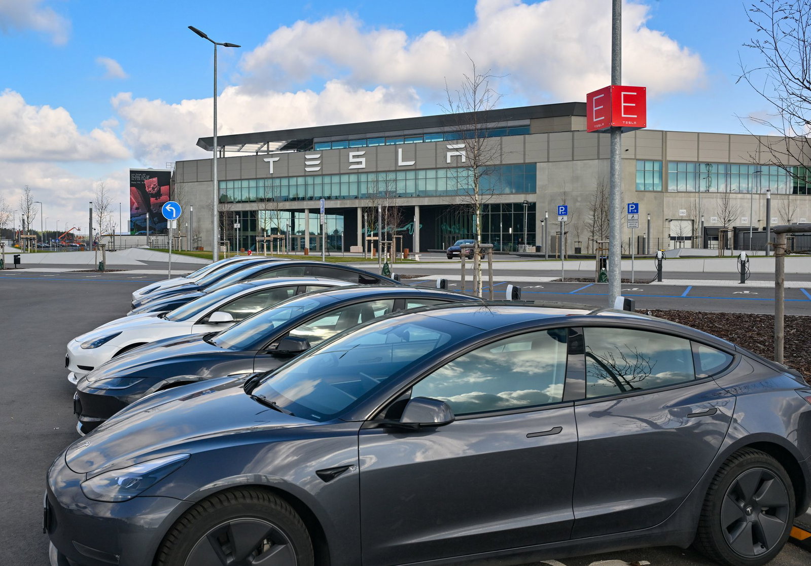 Nach einem Brandanschlag auf einen Hochspannungsmast steht im März 2024 die Produktion in der Tesla-Autofabrik in Grünheide zeitweise still.