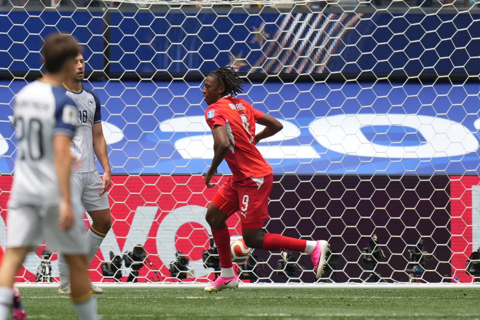 Manzambi erlöste die Schweiz mit dem 1:0 und traf dann auch noch zum 3:0.