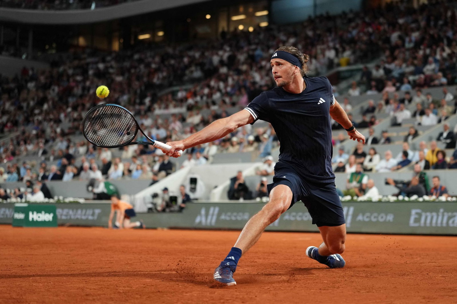 Alexander Zverev bei einem Rückhandschlag in der Defensive.