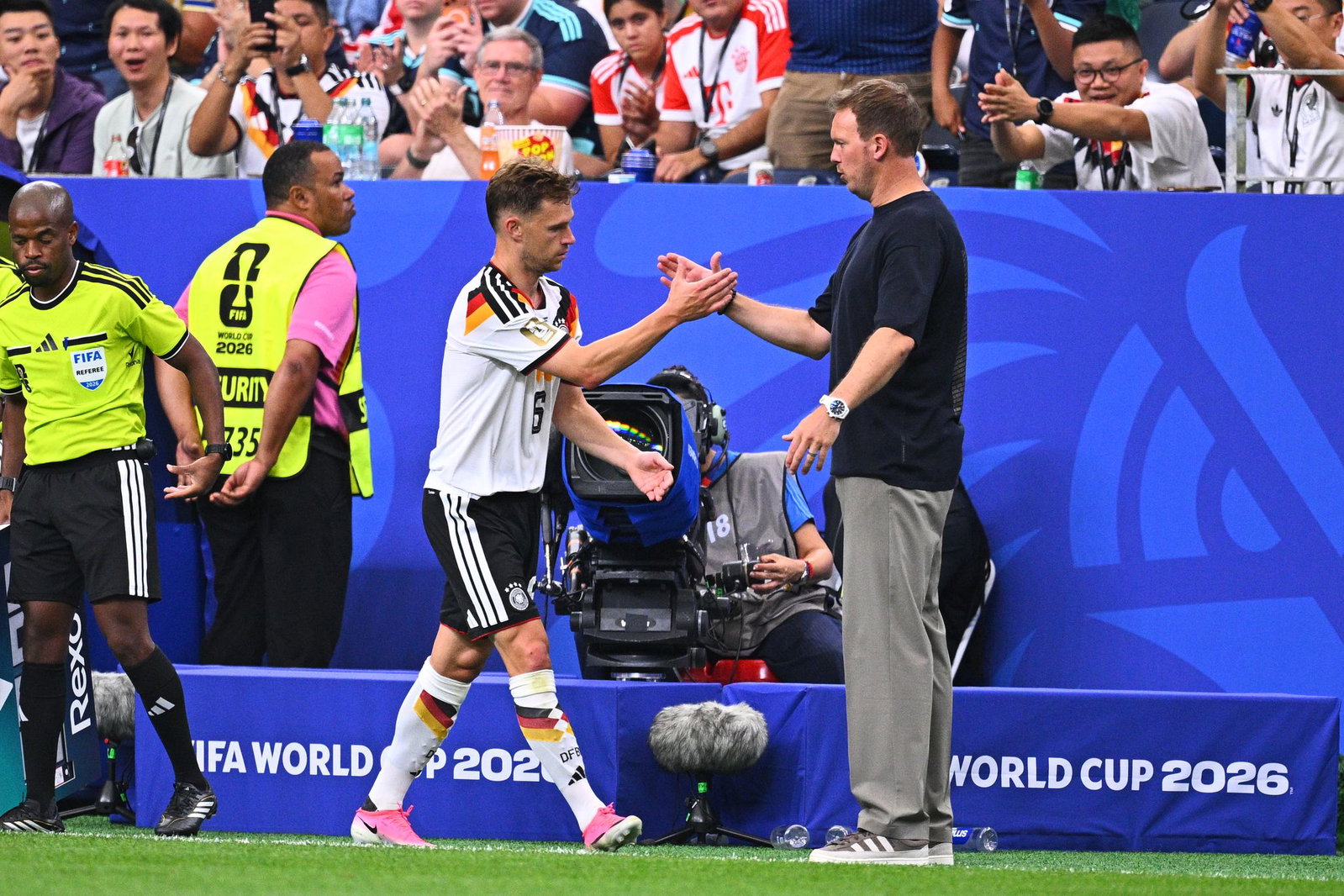 Zwei, die sich verstehen. Julian Nagelsmann klatscht mit Joshua Kimmich ab. 