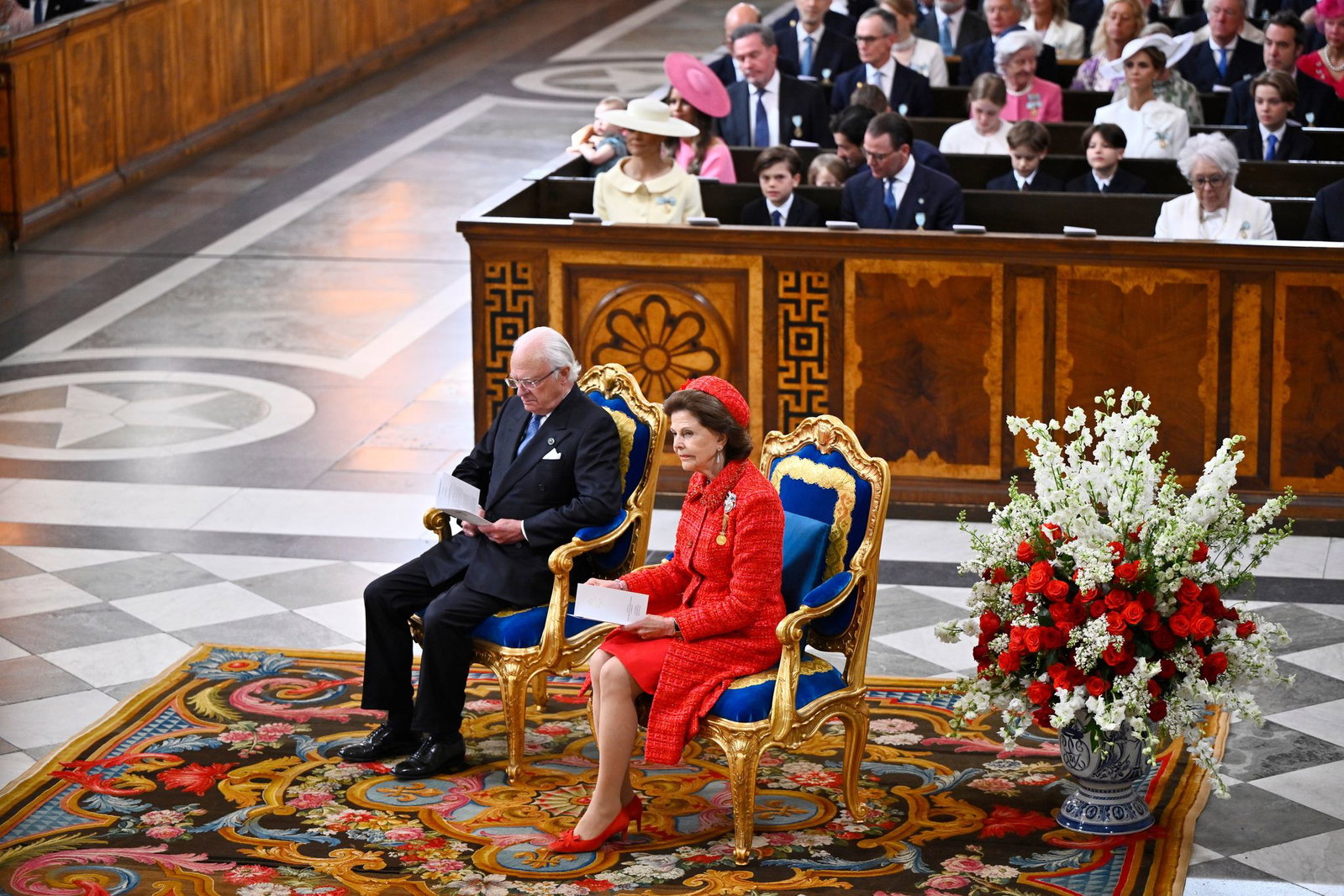 Königin Silva (rechts) ganz in Rot beim Gottesdienst zur Goldhochzeit des Königspaares. 