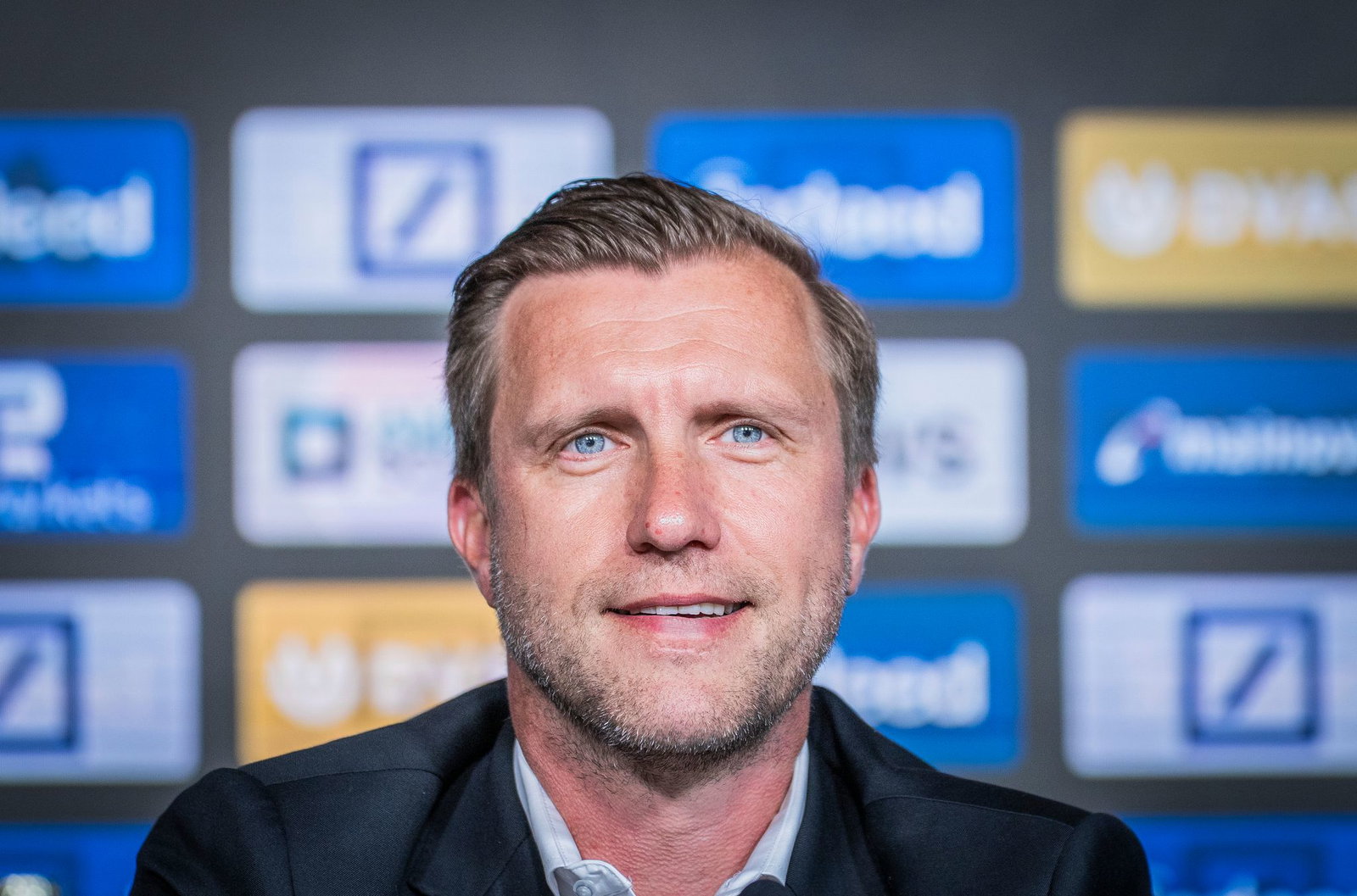 Eintracht Frankfurts Sportvorstand Markus Krösche bleibt übereinstimmenden Medienberichten zufolge Eintracht Frankfurt trotz eines Angebots von der AC Mailand treu. (Archivbild)