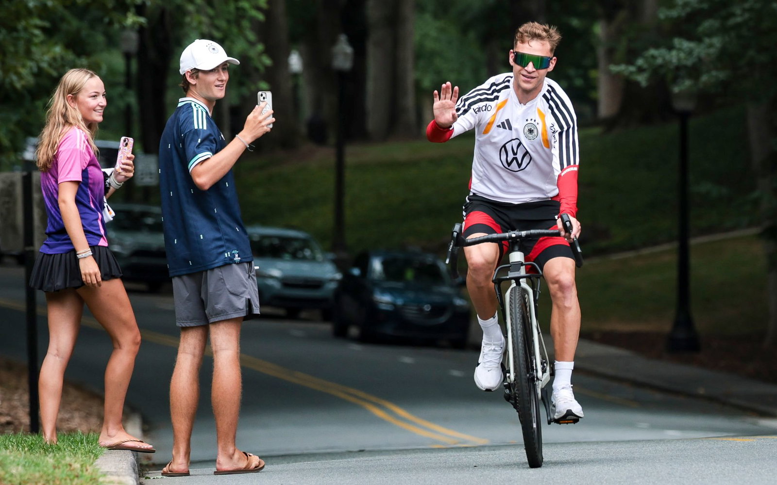 Der Kapitän ist mit dem Radl da: Joshua Kimmich auf dem Weg zum Training in Winston-Salem. 