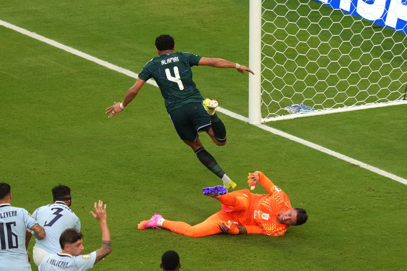 Abdulelah Al-Amri bejubelt sein Tor zum 1:0