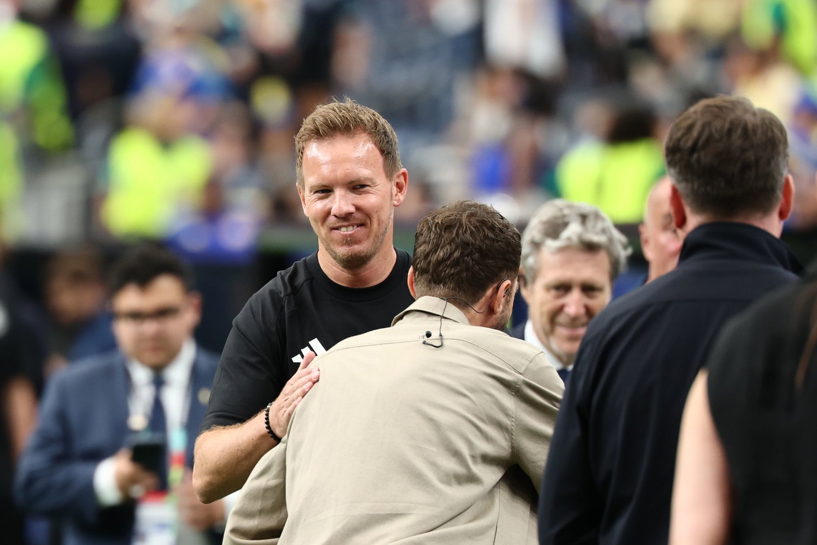 Julian Nagelsmann und Thomas Müller treffen sich vor dem Spiel.