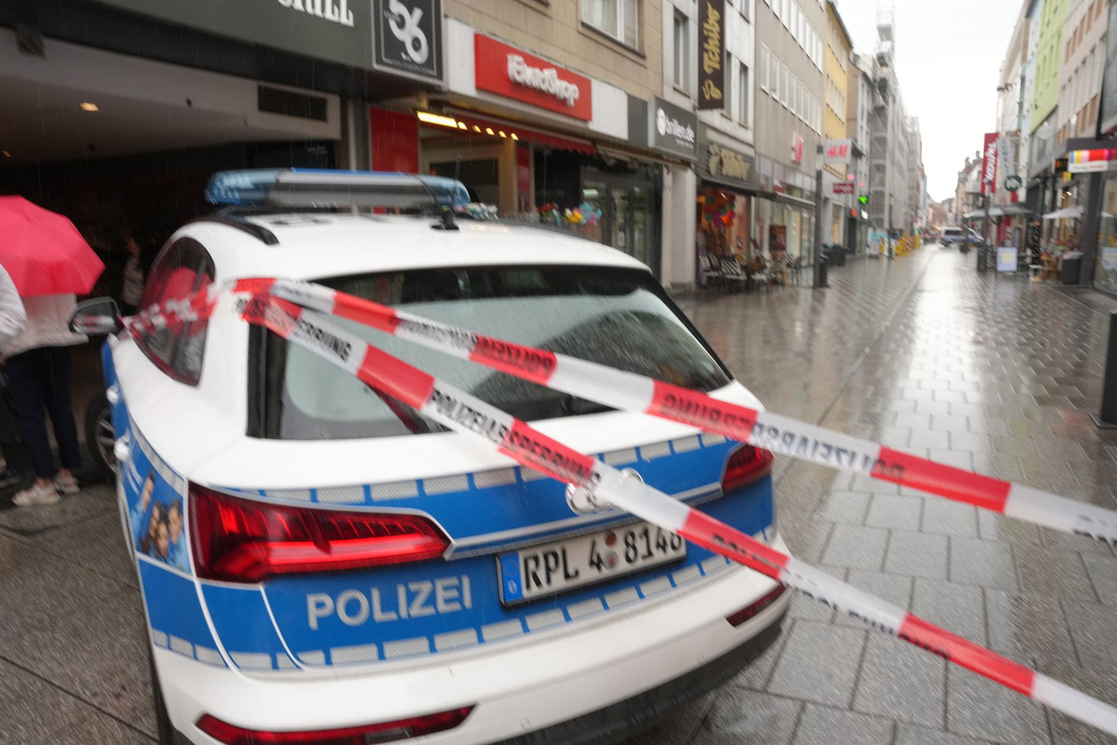Die Anwohner sollen in ihren Häusern bleiben. 