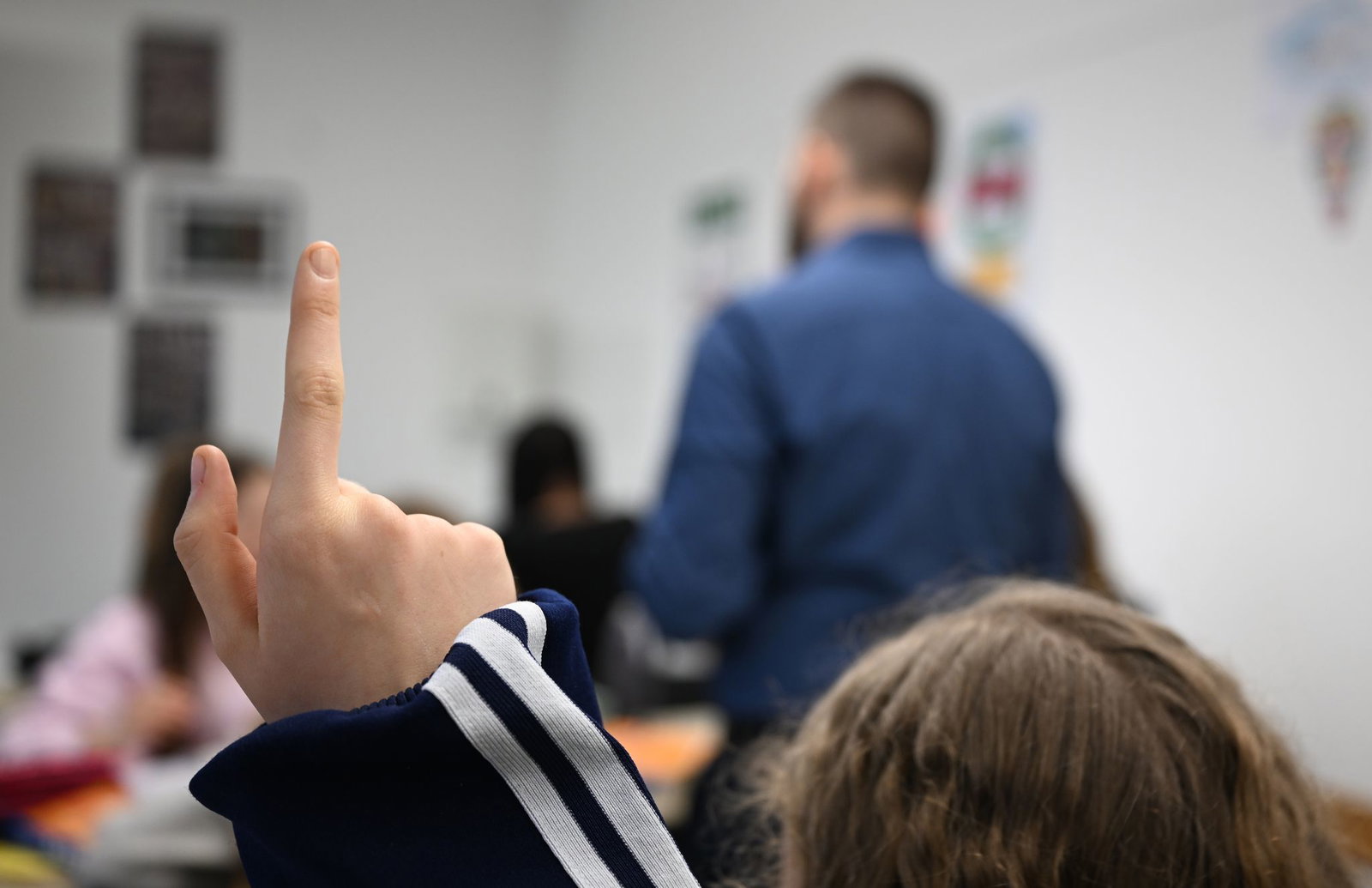 Nicht immer melden sich Schüler so brav: Immer mehr Lehrkräfte nehmen das Verhalten im Klassenzimmer als Belastung wahr. (Symbolbild)