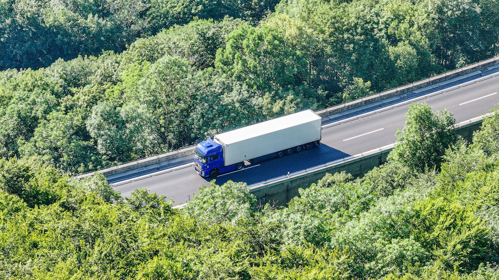 Der Lastwagen mit entzündlichem Gefahrgut steht auf der Autobahn 8 in Fahrtrichtung München.
