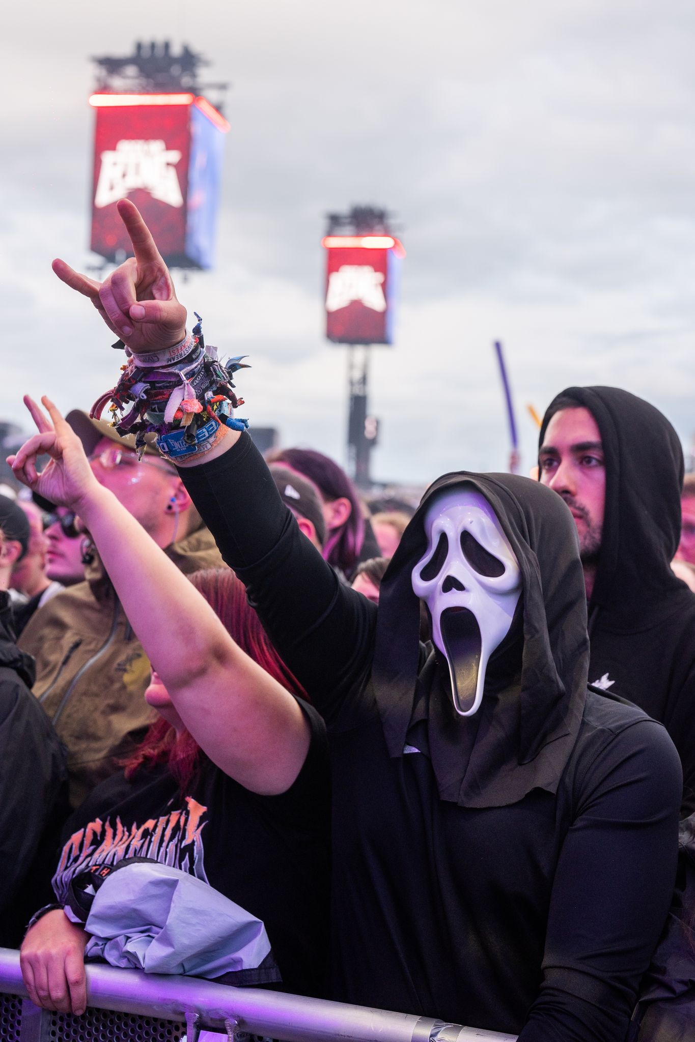 Die Rockhand wird auch als Pommesgabel bezeichnet. 