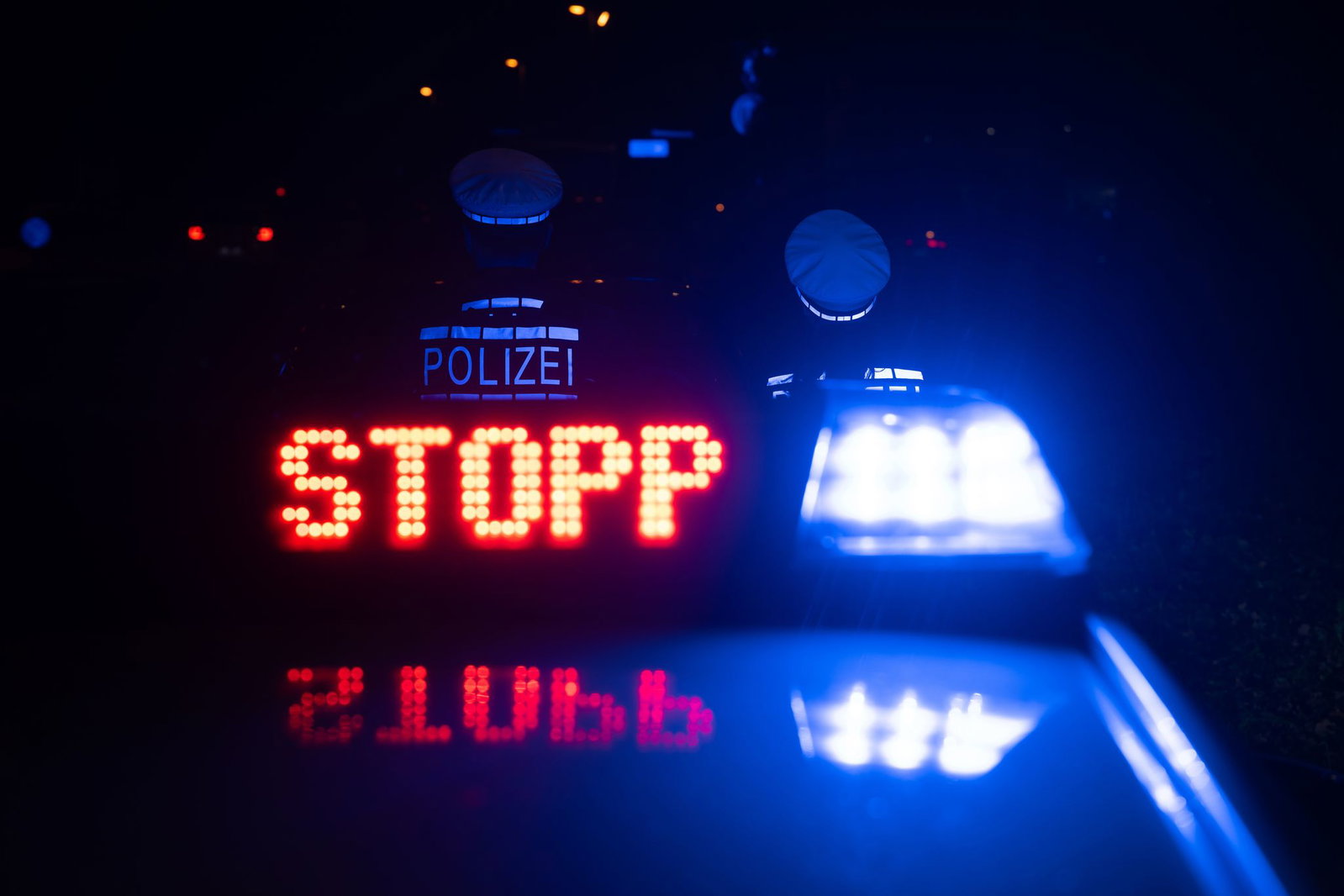 Blaulicht, Martinshorn und Leuchtschrift «Stopp Polizei» - mit vielen Mitteln versuchte die Polizei, den Mann zum Anhalten zu bewegen. (Symbolbild)