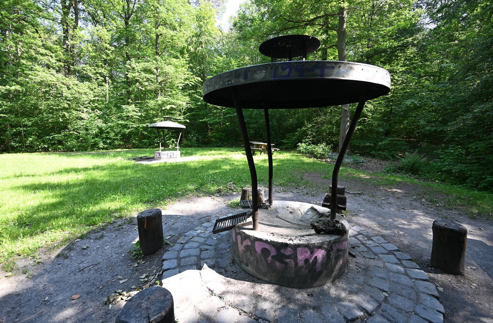 Vielerorts darf auch an ausgewiesenen Grillstellen wegen der Waldbrandgefahr nicht mehr gegrillt werden. (Symbolbild)