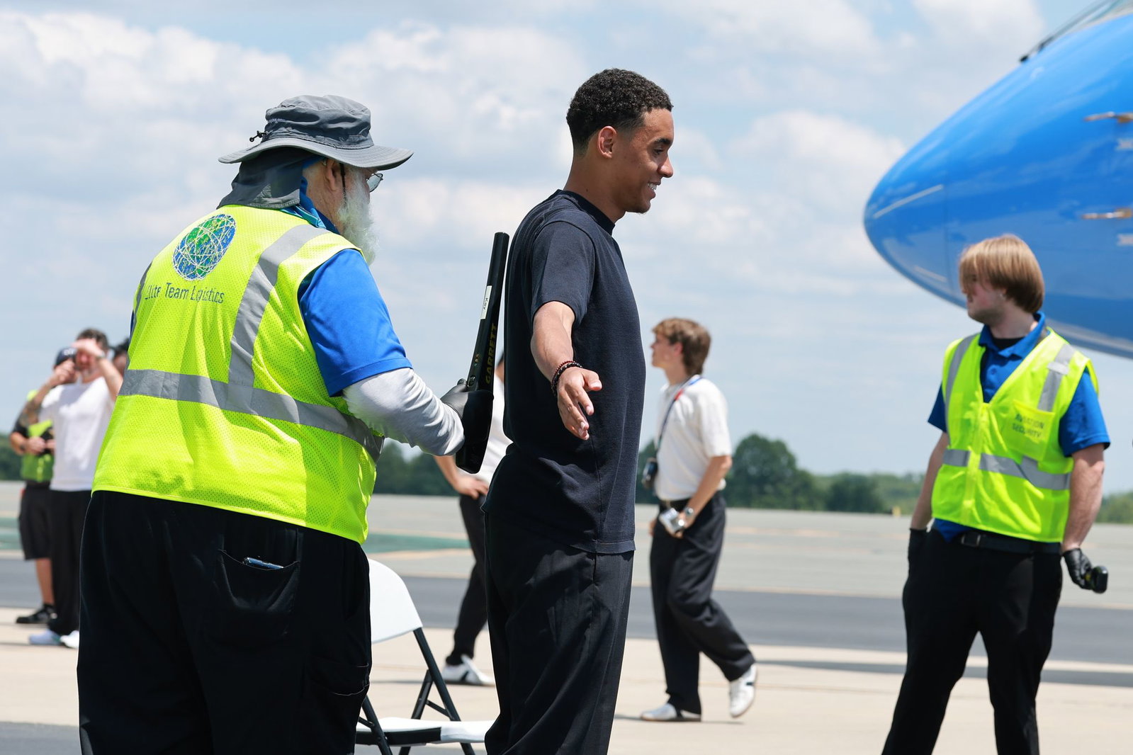 Jamal Musiala beim Security-Check vor dem Abflug der DFB-Elf. 