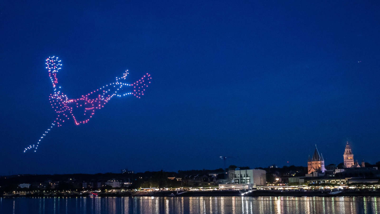 Drohnen zeichnen einen Fußballer in den Himmel über Mainz.