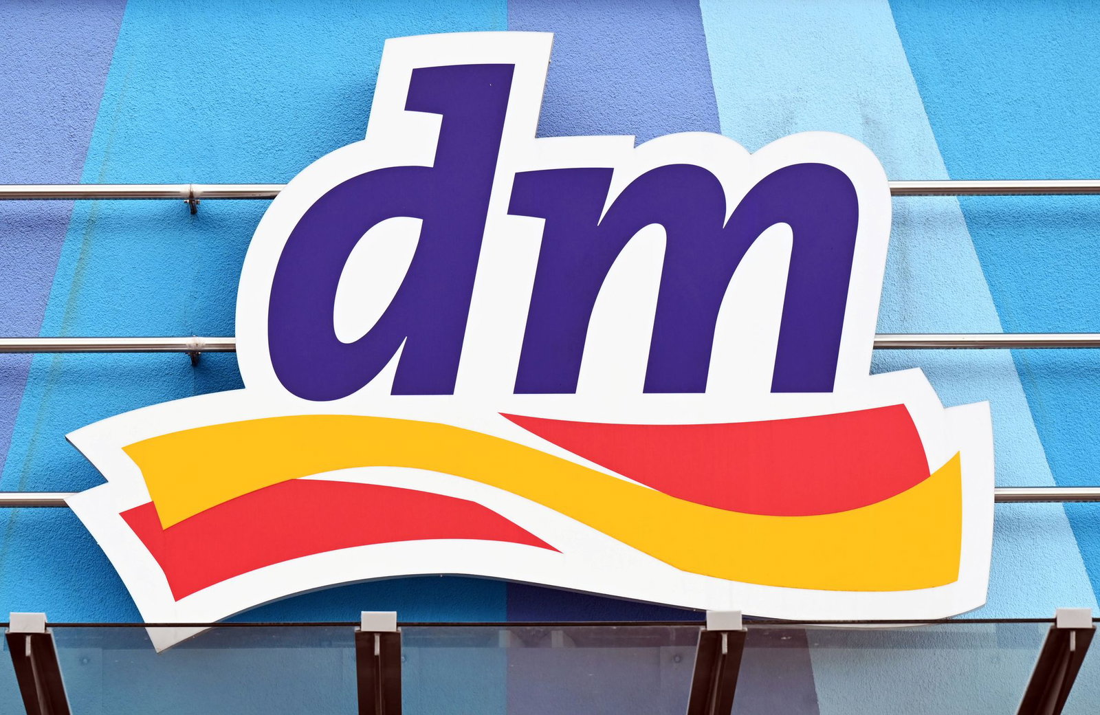 Der Drogeriemarkt dm ruft einen Esslernlöffel zurück. (Illustration) 
