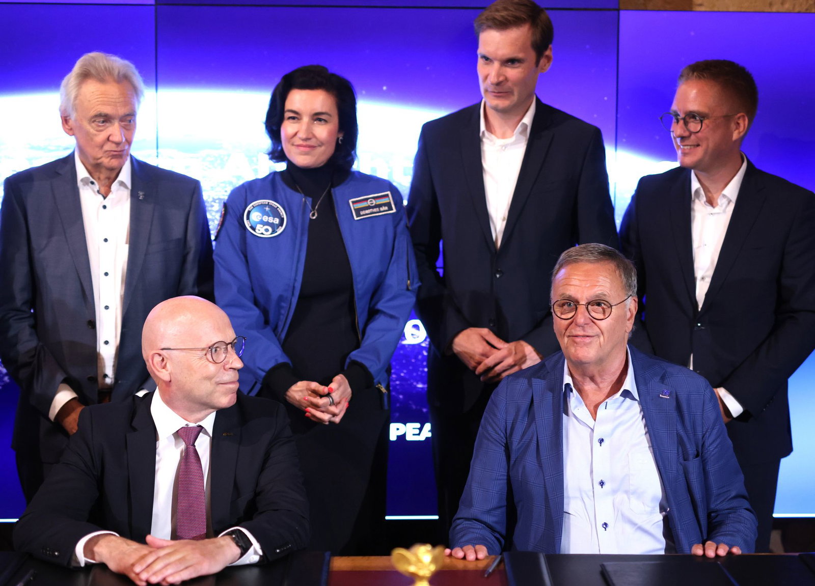 Zur Unterzeichnung kamen mehrere Gäste aus der Politik und von der ESA.