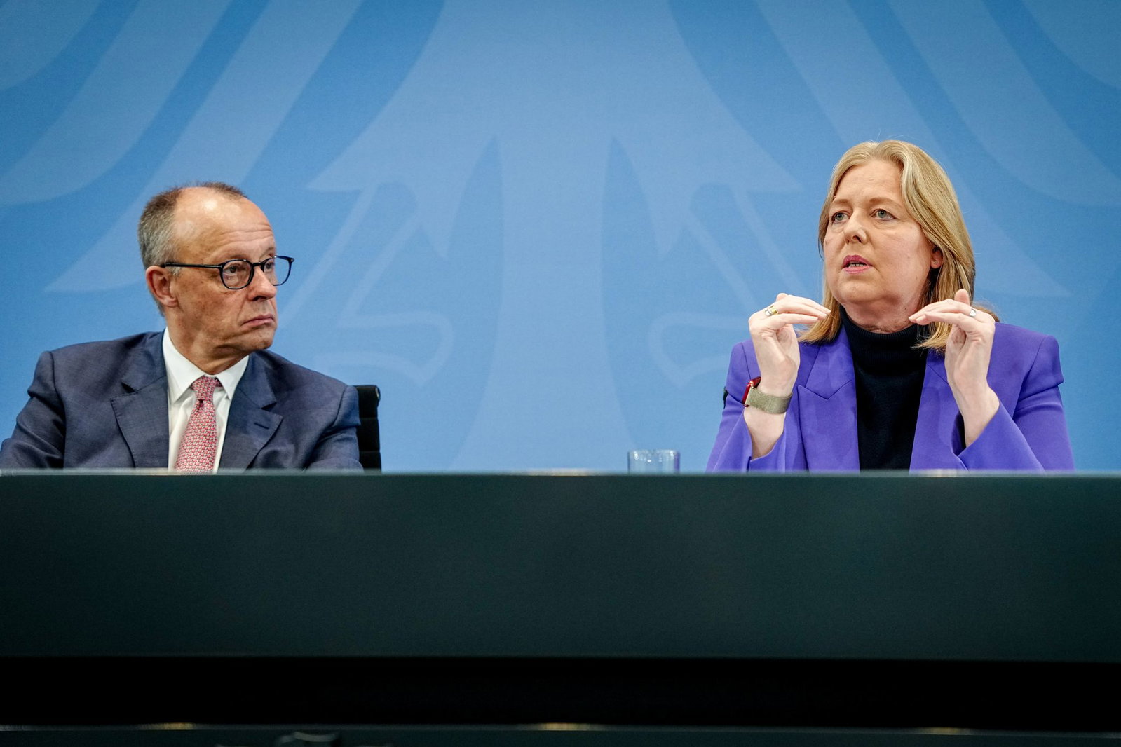 Bundeskanzler Friedrich Merz und Sozialministerin Bärbel Bas nehmen die Empfehlungen der Rentenkommission entgegen. (Archivbild)