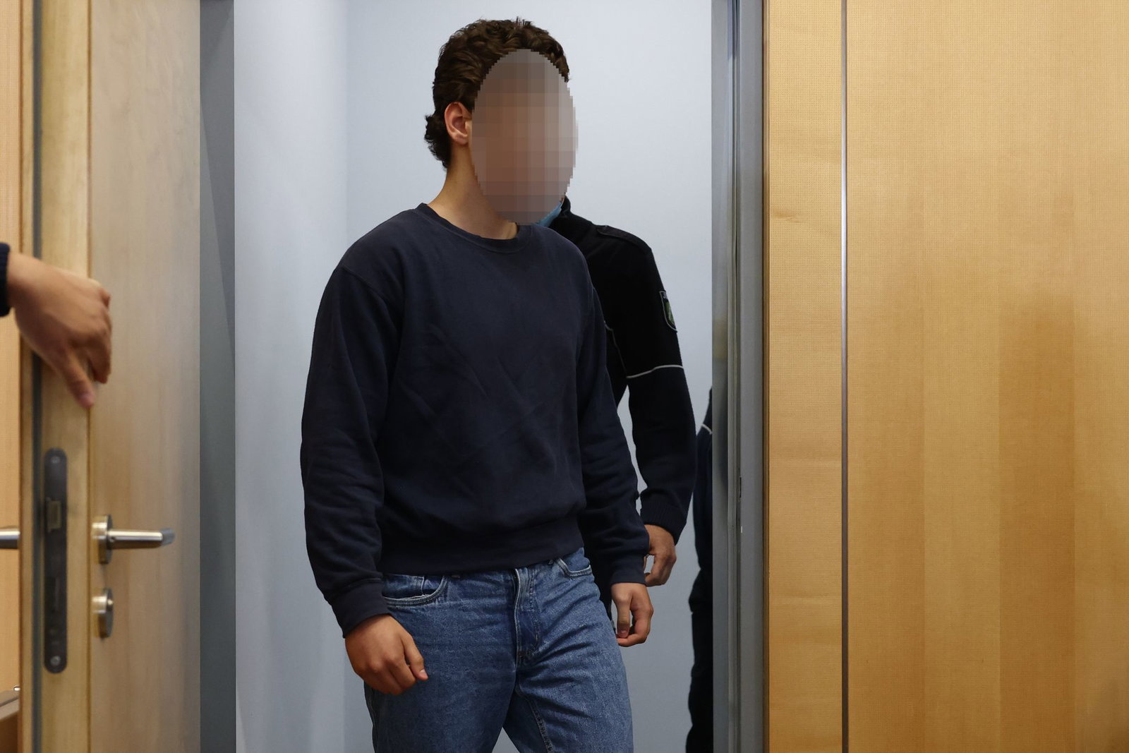 Der Angeklagte betritt den Gerichtssaal.