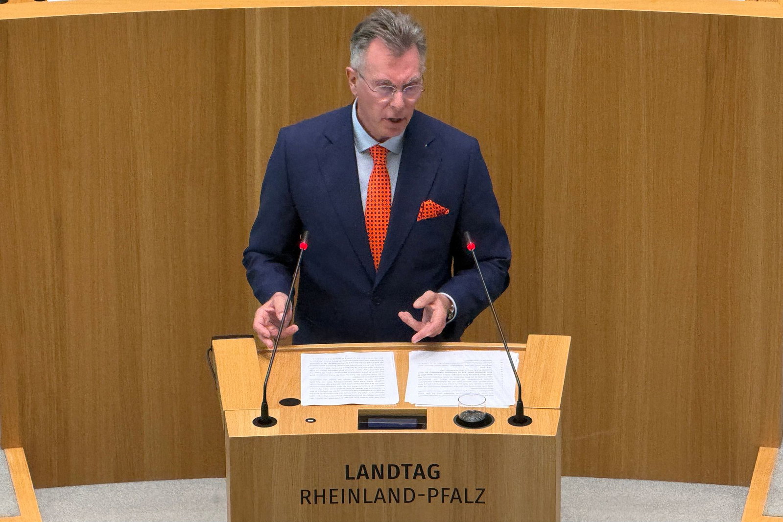 Ministerpräsident Schnieder habe in seiner Rede den Eindruck vermittelt, als habe es keinen Regierungswechsel in Mainz gegeben, sagte AfD-Fraktionschef Büge. 