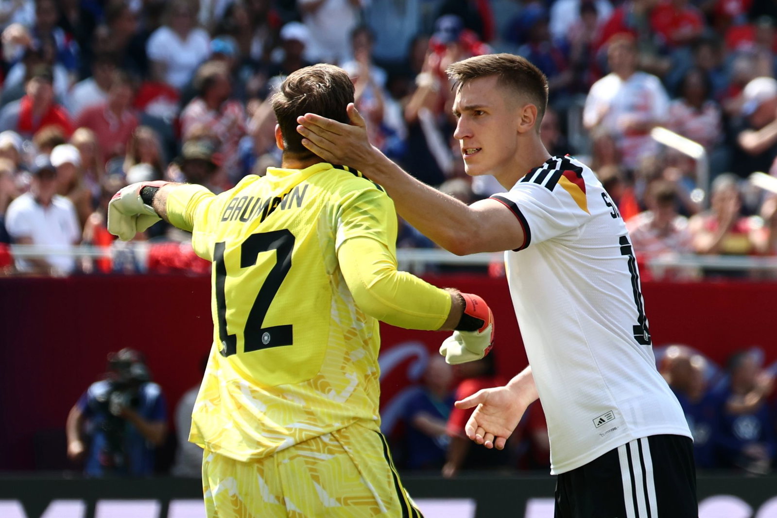 Nico Schlotterbeck (r) gratuliert Oliver Baumann nach einer Parade. 