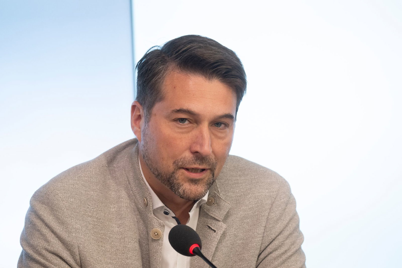 Der Vizepräsident des Deutschen Städtetages, Uwe Conradt,  fordert ein Umdenken beim Hitzeschutz in Städten. (Archivbild) 