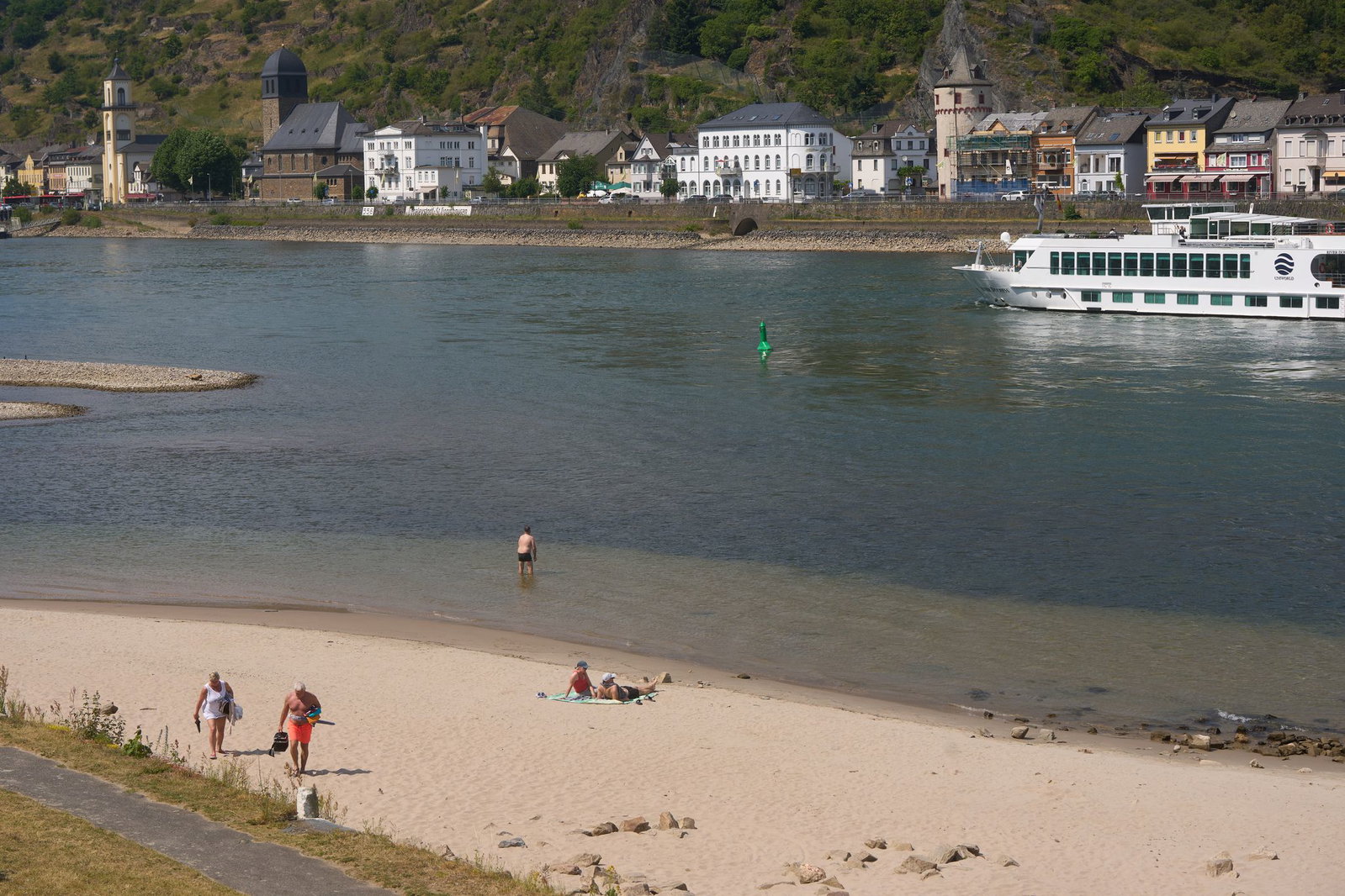 Das heiße und schwüle Sommerwetter strengt viele Menschen an. 