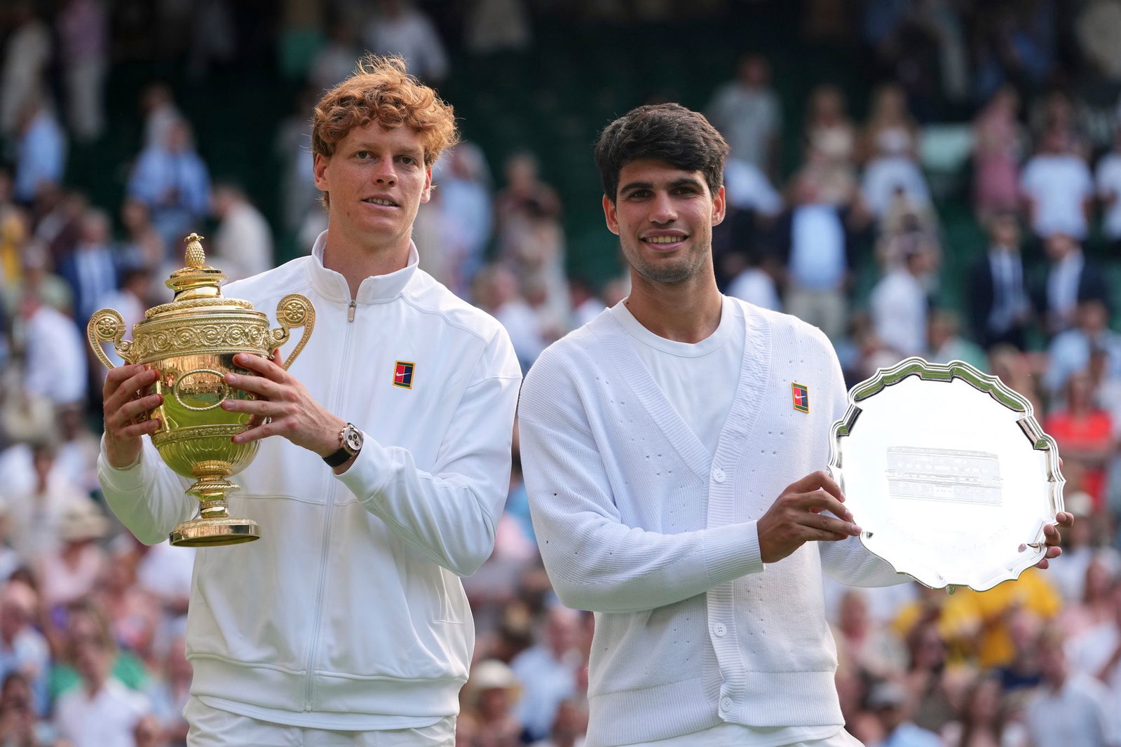 Jannik Sinner (l) möchte seinen Titel verteidigen, Carlos Alcaraz fehlt verletzt. (Archivbild)