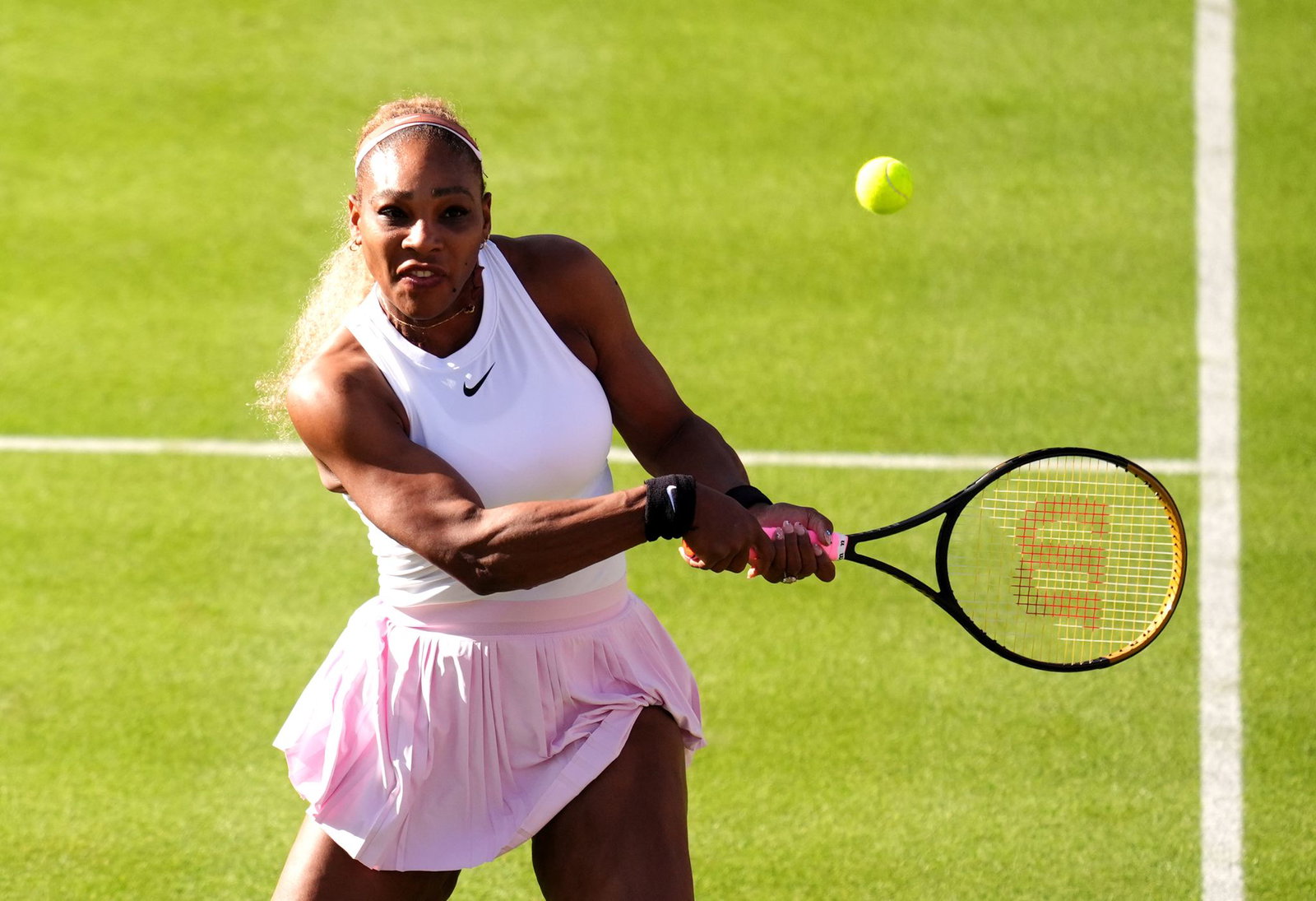 Serena Williams setzt mit einem Sieg im Doppel gleich ein Achtungszeichen.