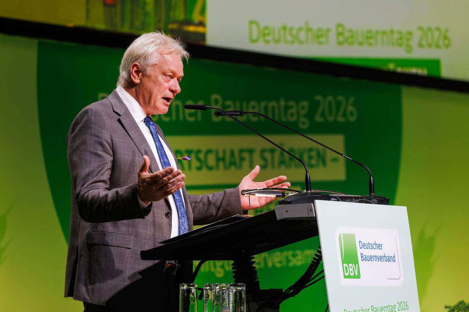 Minister Rainer will weitere Hilfen wegen hoher Düngemittelpreise prüfen.