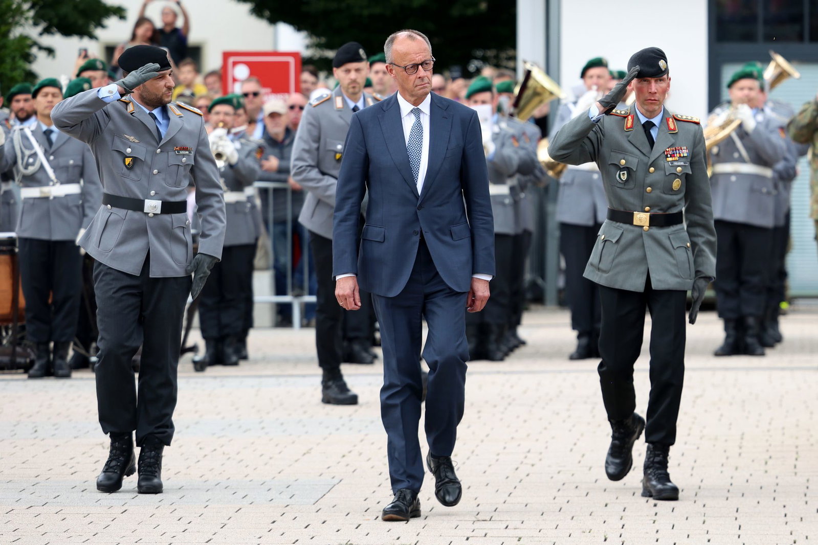 «Frieden und Freiheit gibt es eben nicht kostenlos», gibt Bundeskanzler Friedrich Merz jungen Rekrutinnen und Rekruten mit auf den Weg. 
