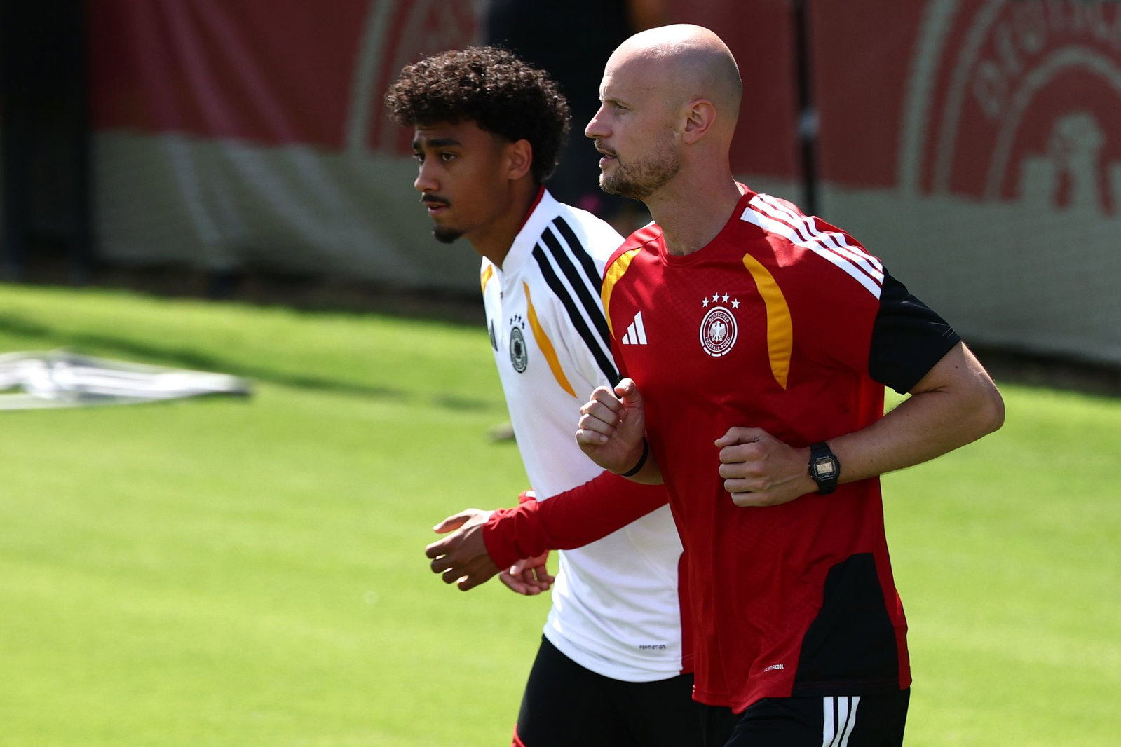 Nathaniel Brown (l) ist zurück im Teamtraining. (Archivbild)