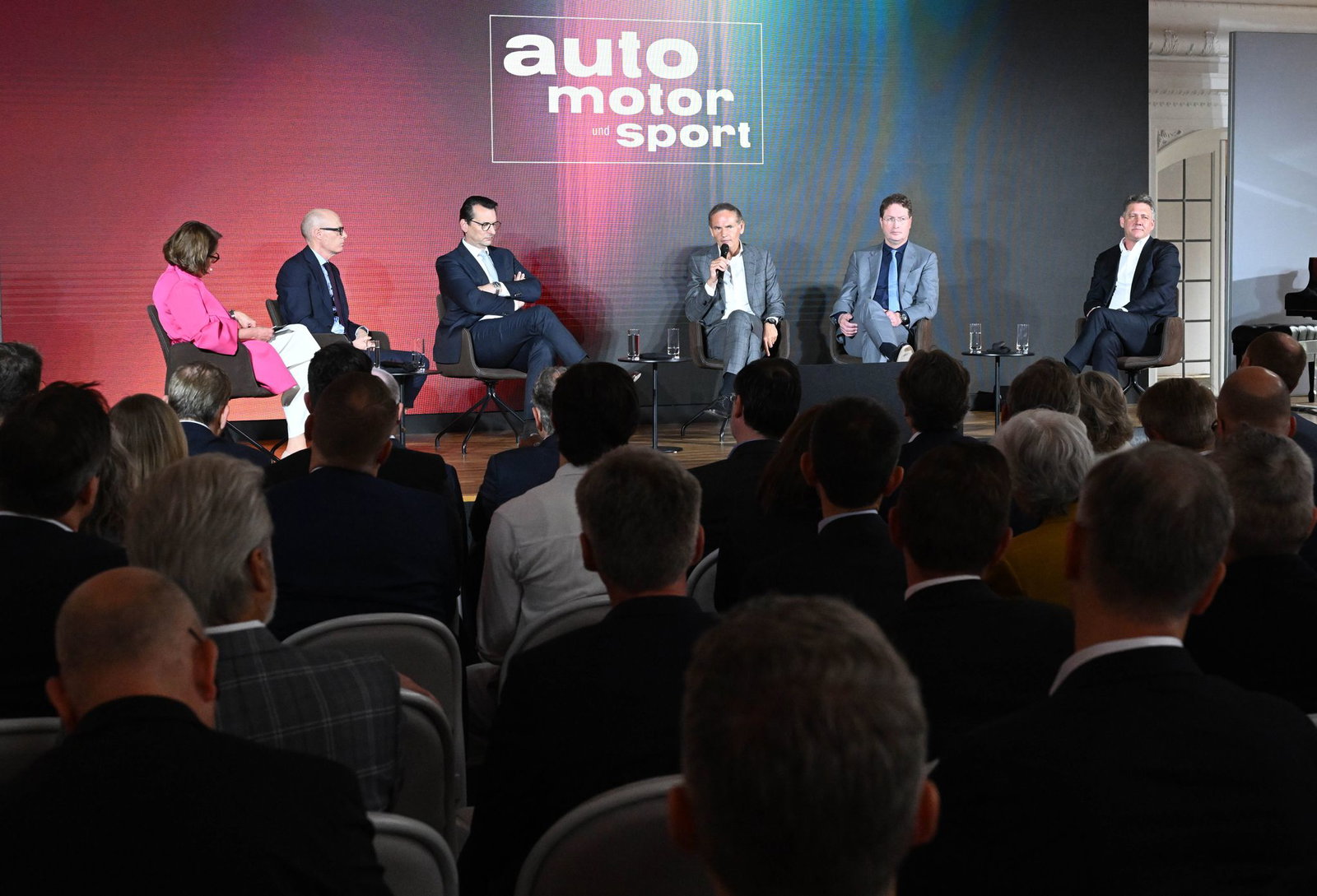 Auf dem Podium: Porsche-Chef Michael Leiters (2.v.l-r), BMW-Chef Milan Nedeljković, VW-Chef Oliver Blume, Mercedes-Chef Ola Källenius und Audi-Chef Gernot Döllner. 