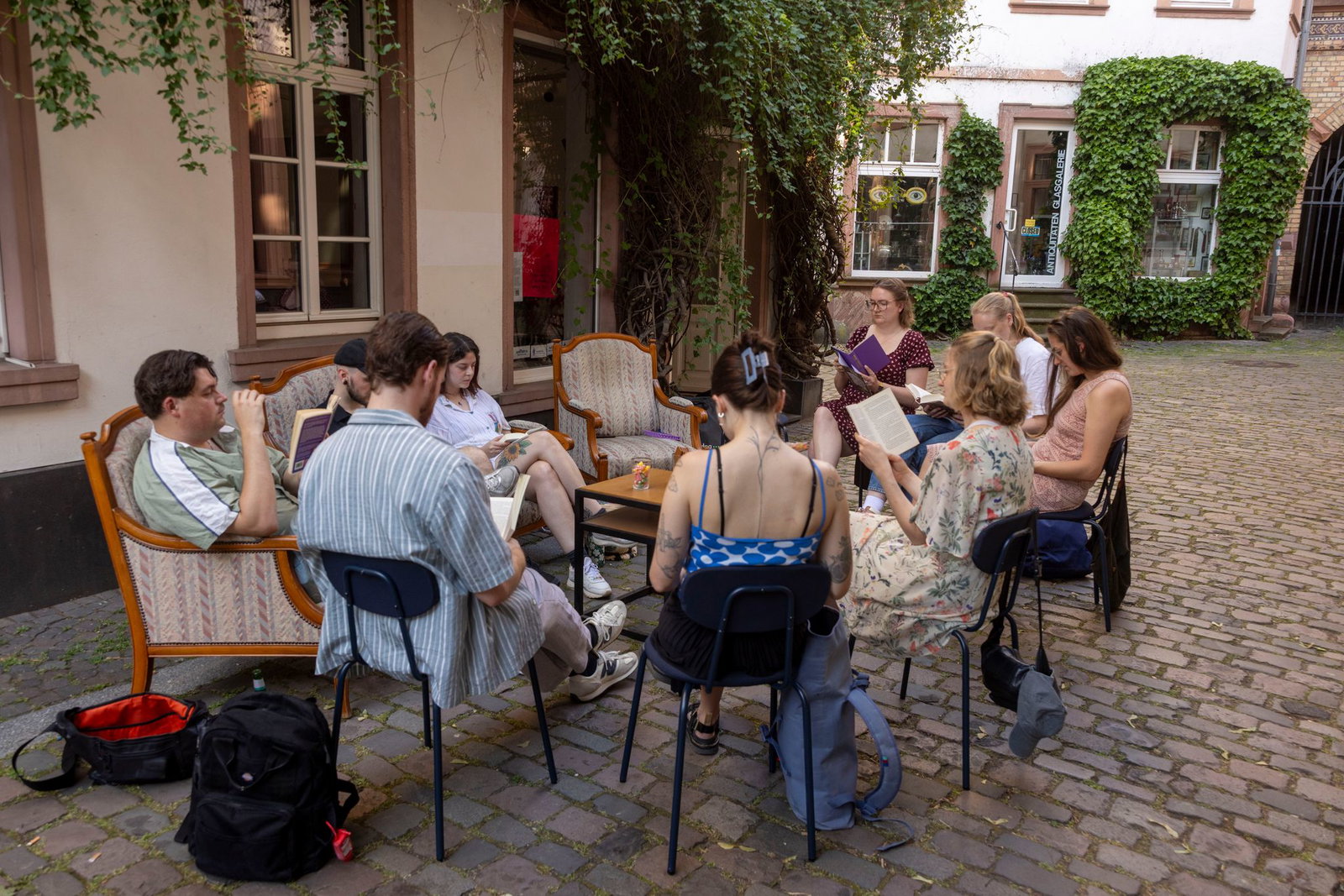 Gemeinsam und doch irgendwie auch für sich mit dem Buch, das ist Teil des Konzepts des Silent Book Clubs in Mainz und anderer vergleichbarer Angebote. 