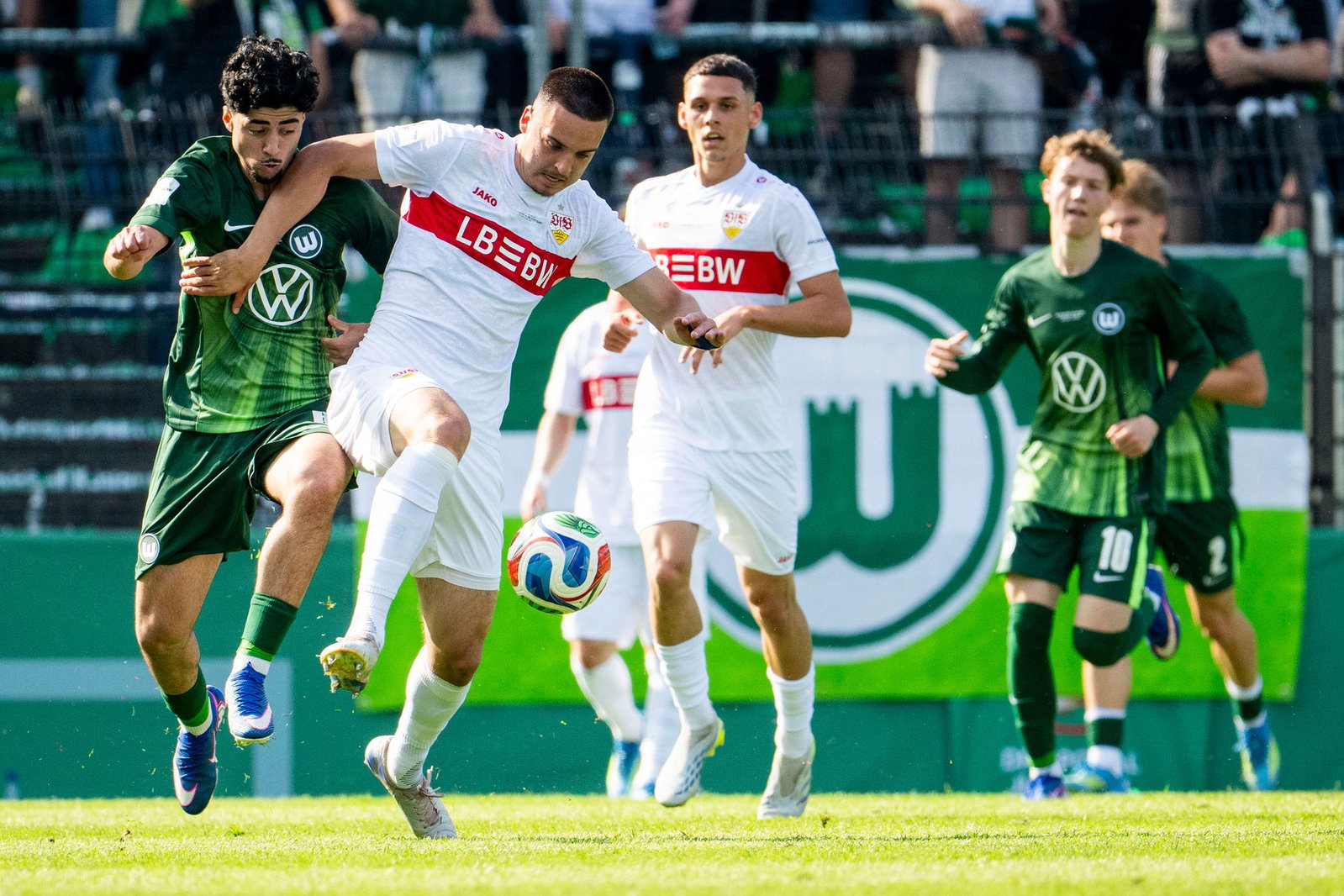 VfB-talent Ivan Knezevic (vorn) wechselt auf den Betzenberg. (Archivbild)  