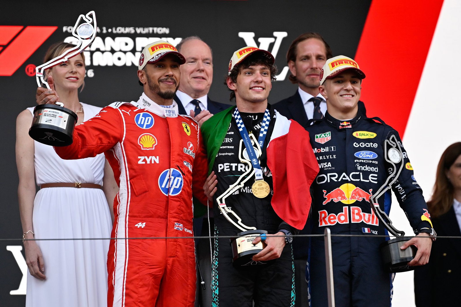 Lewis Hamilton ist älter als Monaco-Sieger Kimi Antonelli (M) und der Dritte Isack Hadjar (r) zusammen.