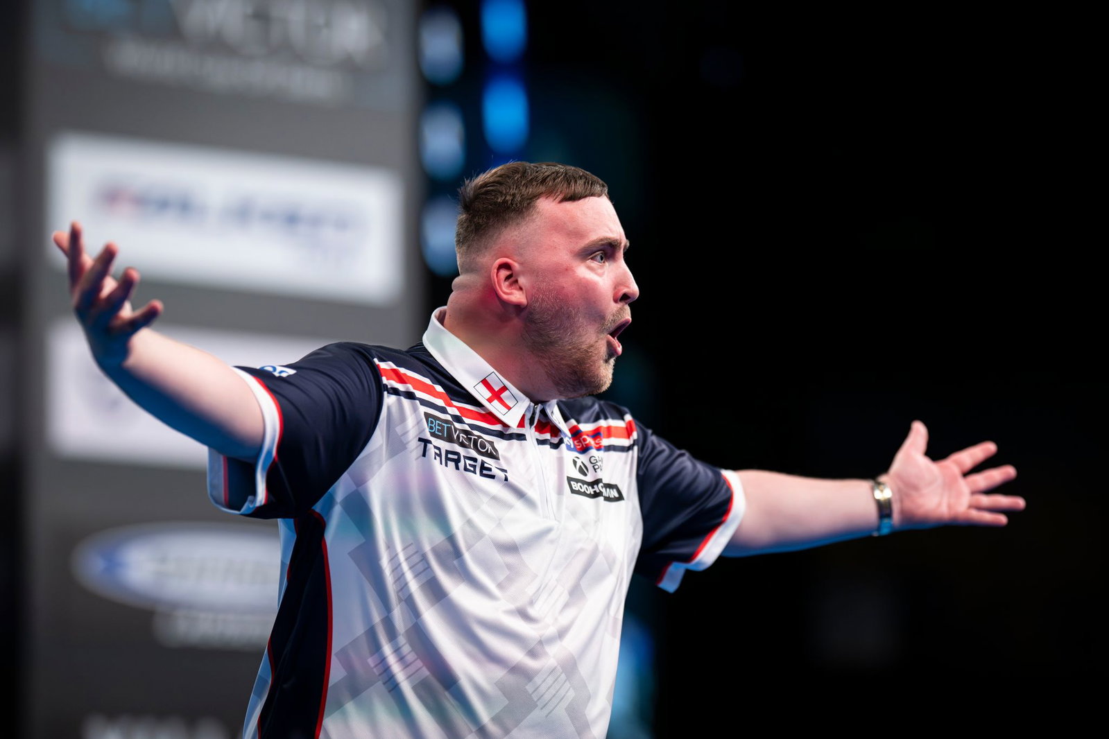 Der englische Darts-Star Luke Littler ist erstmals Team-Weltmeister.