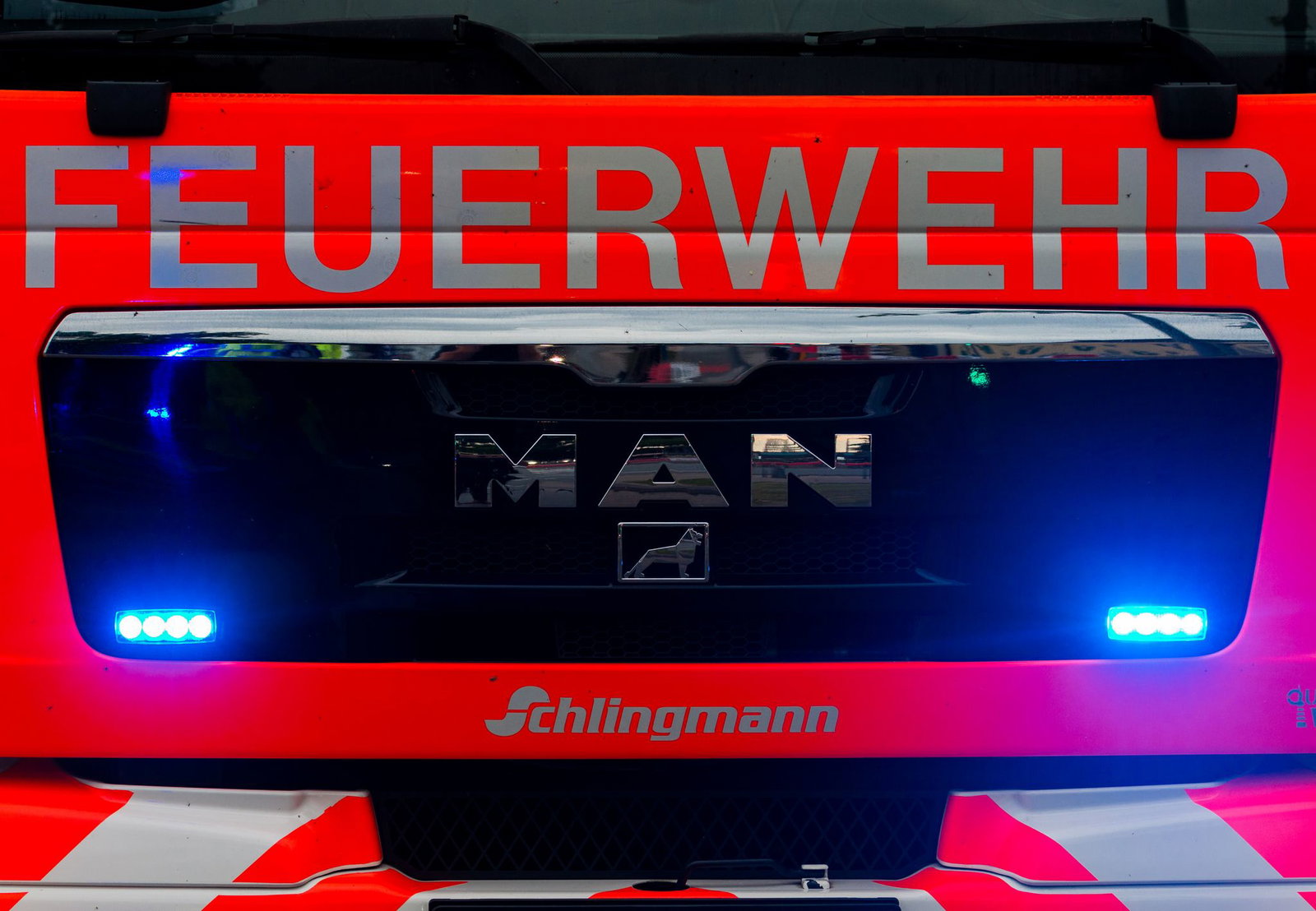 Die Feuerwehr sicherte Gefäße aus denen mutmaßlich das Gas austrat. (Symbolbild)