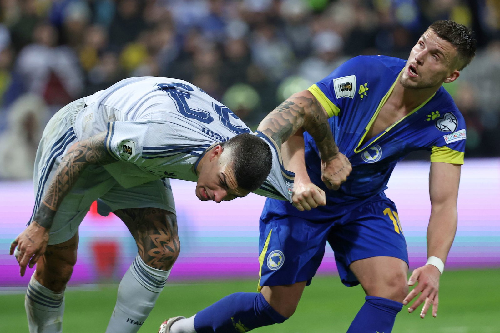 Ermedin Demirovic (r.) bestritt bislang 39 Länderspiele für Bosnien-Herzegowina. (Archivbild)