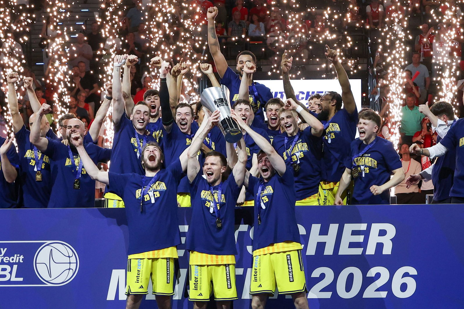 Malte Delow, Martin Hermannsson und Jonas Mattissek halten den Pokal in die Höhe.