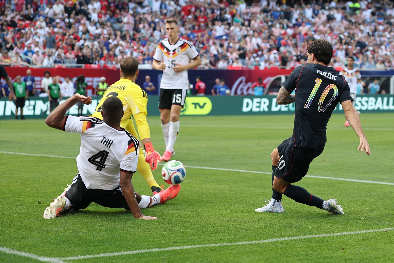 Oliver Baumann wehrt einen Schuss von Christian Pulisic (r) ab. Links Jonathan Tah. 