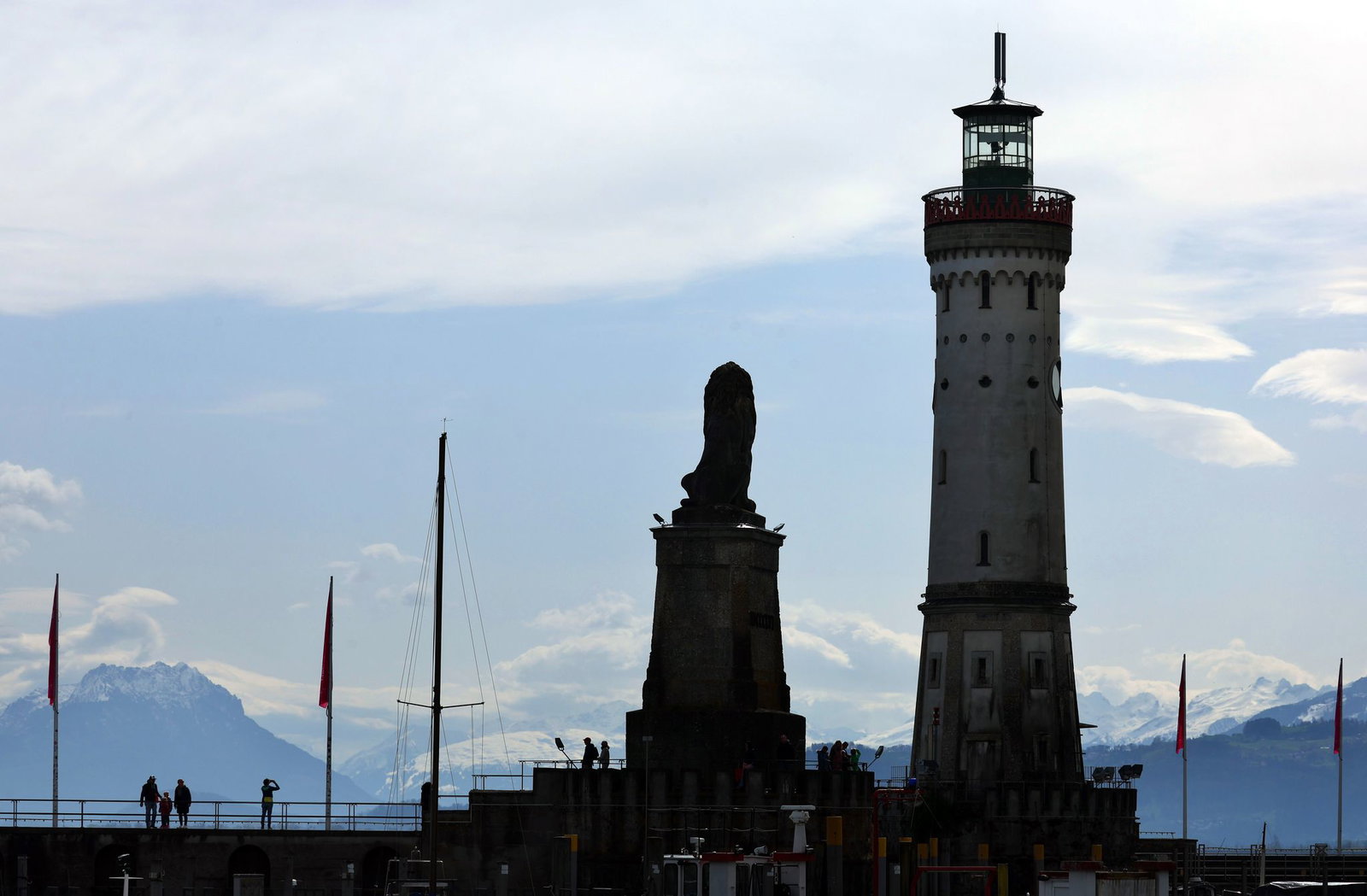 Die Lindauer Wahrzeichen, der bayerische Löwe und Deutschlands südlichster Leichtturm, sind jedes Jahr Ziel von Nobelpreisträgern und Nachwuchswissenschaftlern aus der ganzen Welt. (Archivbild)