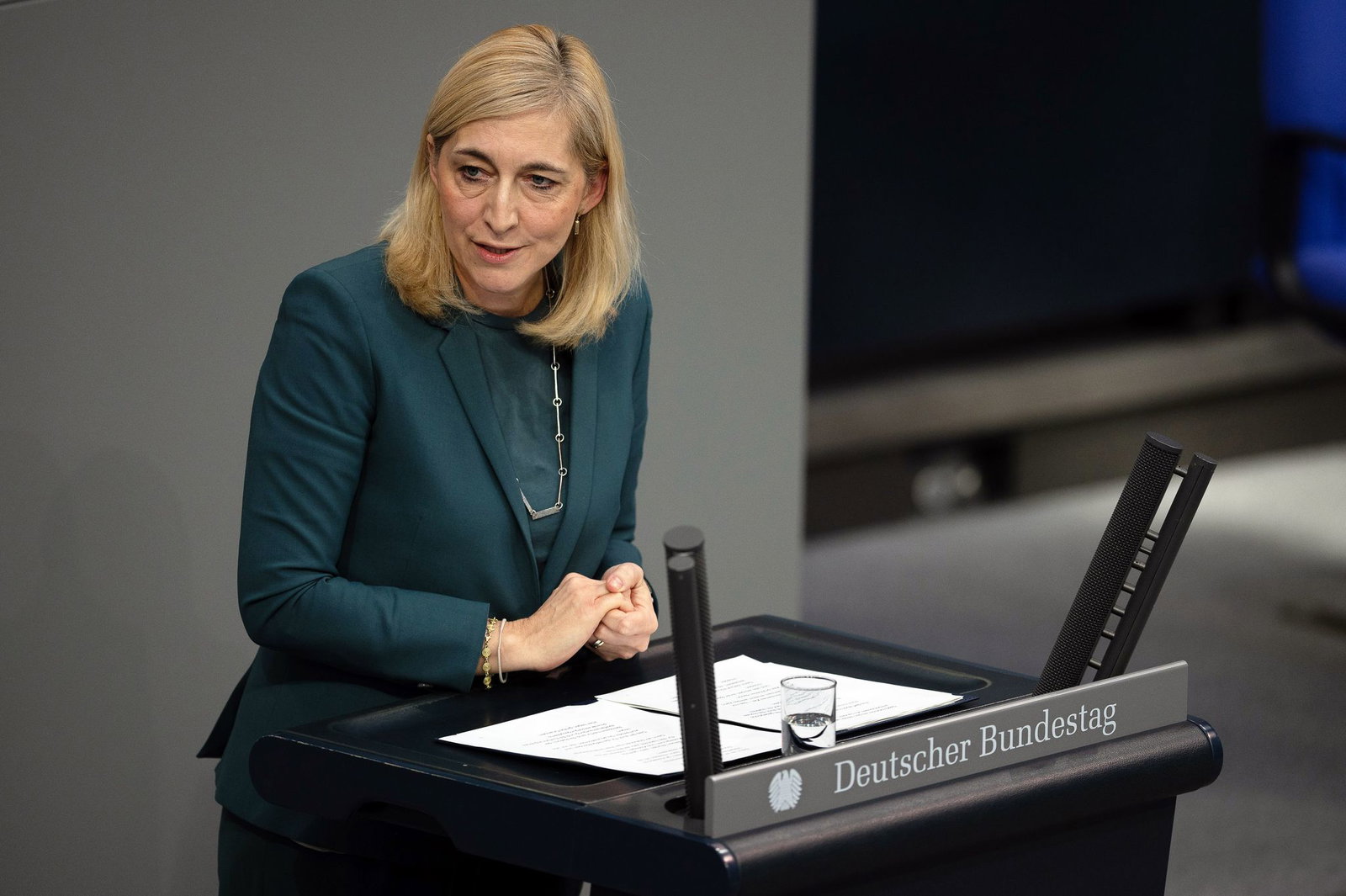 Gesundheitsministerin Warken bringt ihr Sparpaket ins parlamentarische Verfahren. (Archivbild) 