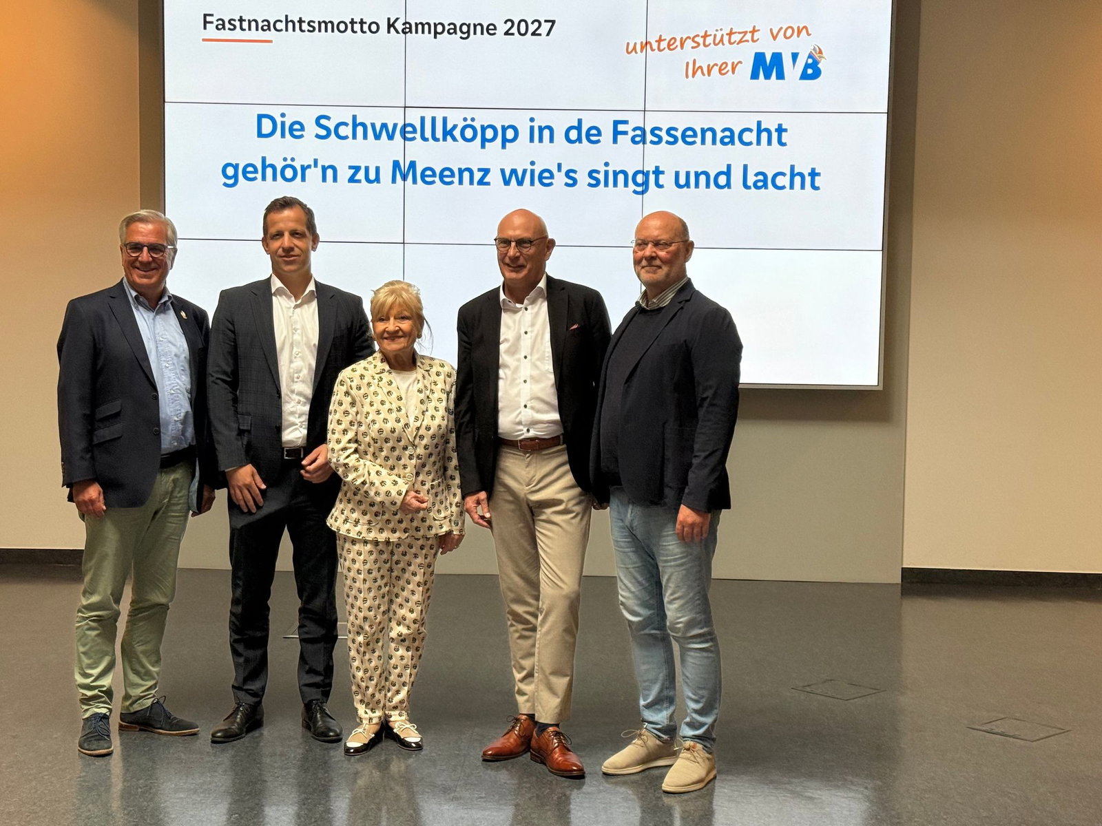 Der Präsident des Mainzer Carneval-Vereins (MCV, l-r), Hannsgeorg Schönig, der Mainzer Oberbürgermeister Nino Haase, die Sängerin und Mainzer Ehrenbürgerin Margit Sponheimer, Uwe Abel von der Volksbank Darmstadt Mainz sowie MCV-Pressesprecher Michael Bon…