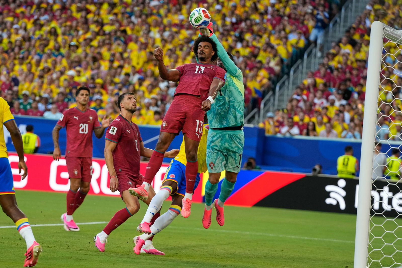 Portgals Verteidiger Renato Veiga und sein Torwart Diogo Costa behindern sich gegenseitig.