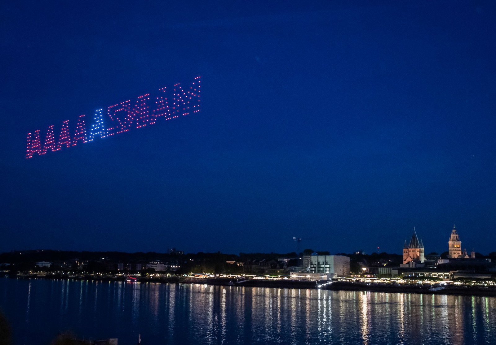 Drohnen malen den Schriftzug "MAINZAAAA" an den Himmel, der von Mainz-Kastel aus spiegelverkehrt erscheint.