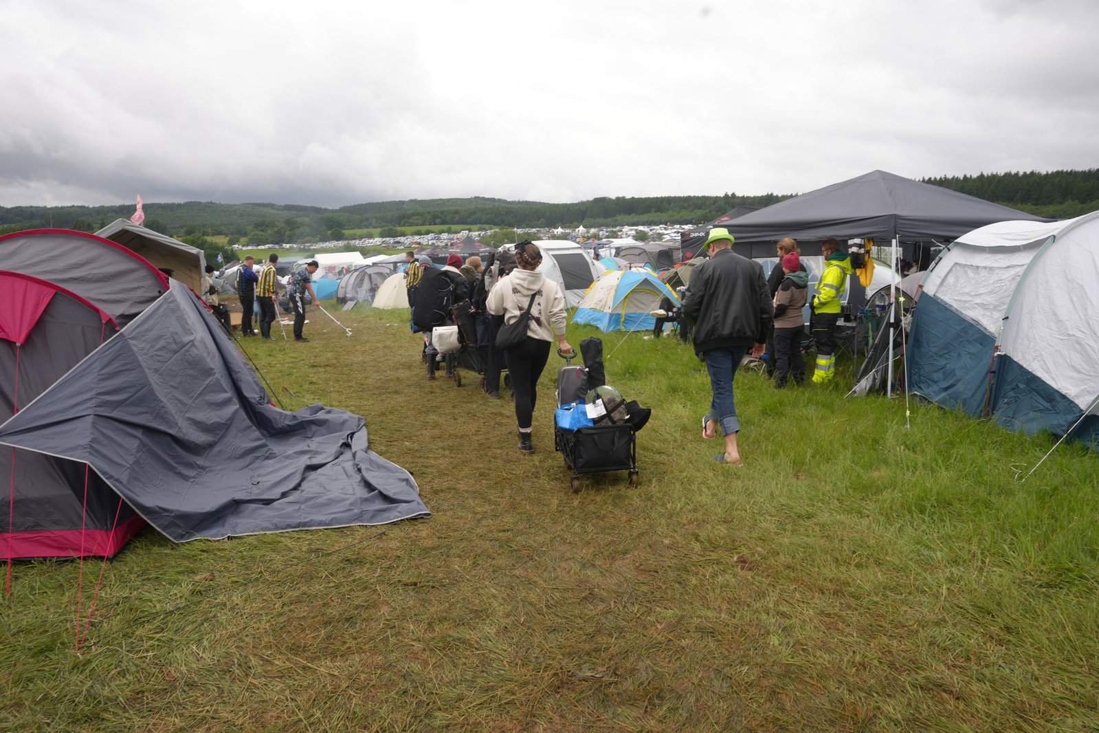 Auf dem Campingplatz ist der Boden aufgeweicht. 