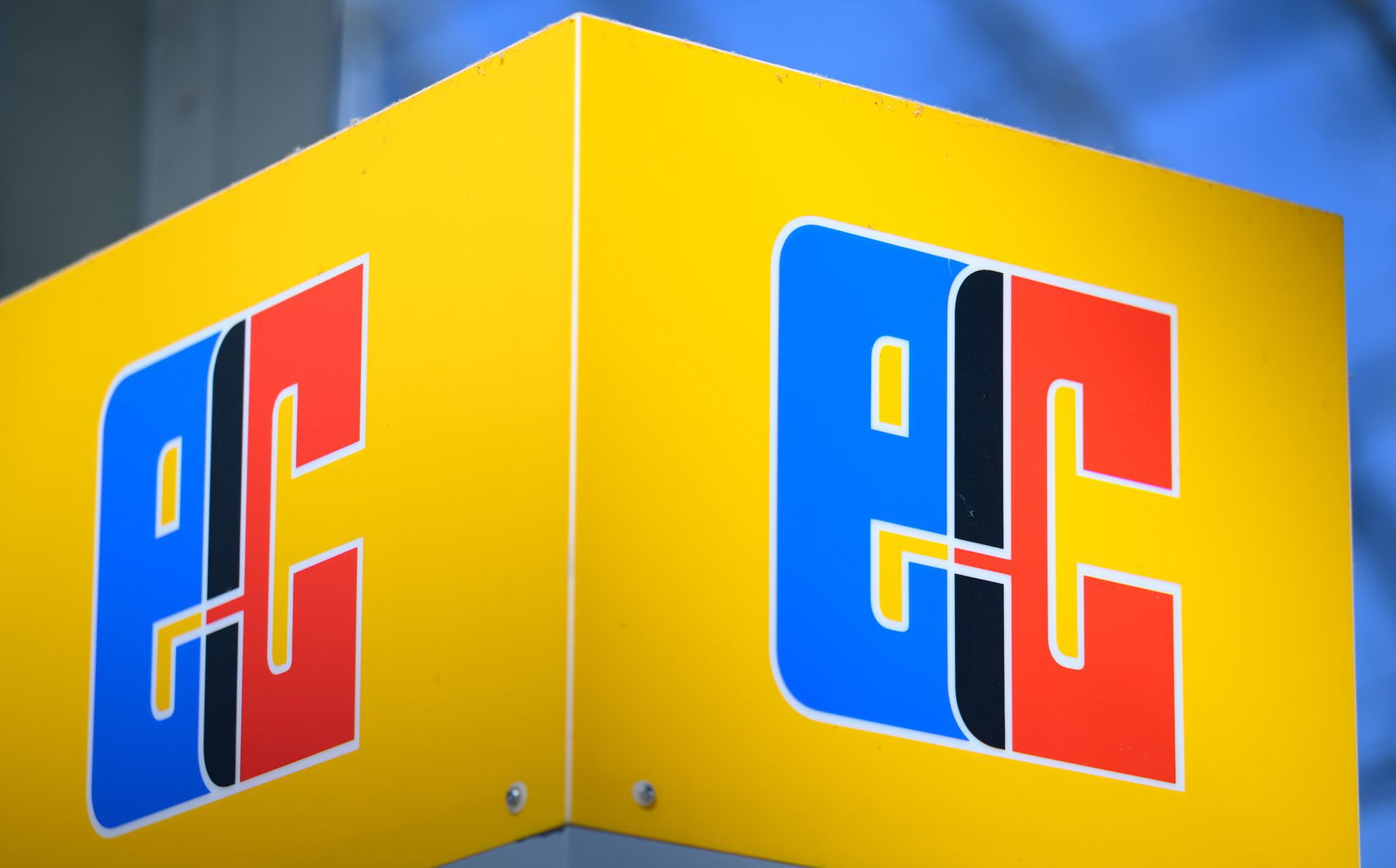 Einer der Betrüger wurde gefilmt, als mit einer gestohlenen EC-Karte Geld abheben wollte. (Symbolbild)