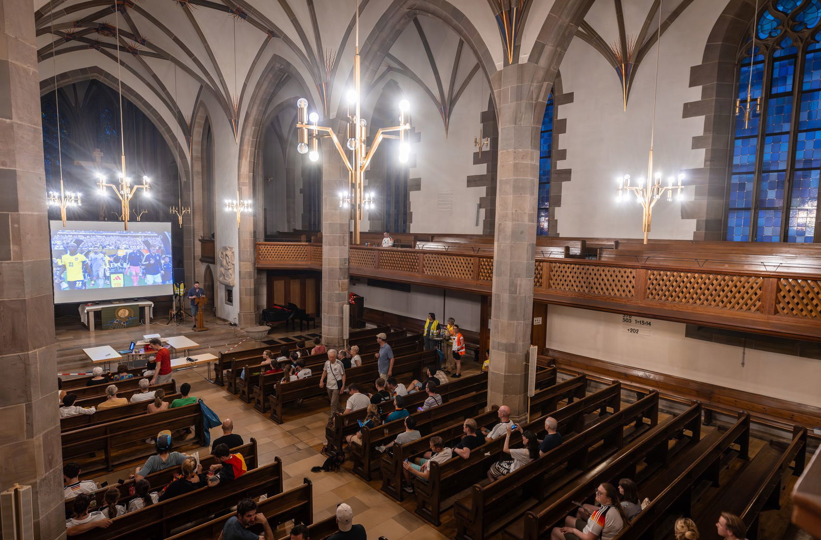 Fußball-WM mal anders schauen - in einer Kirche.