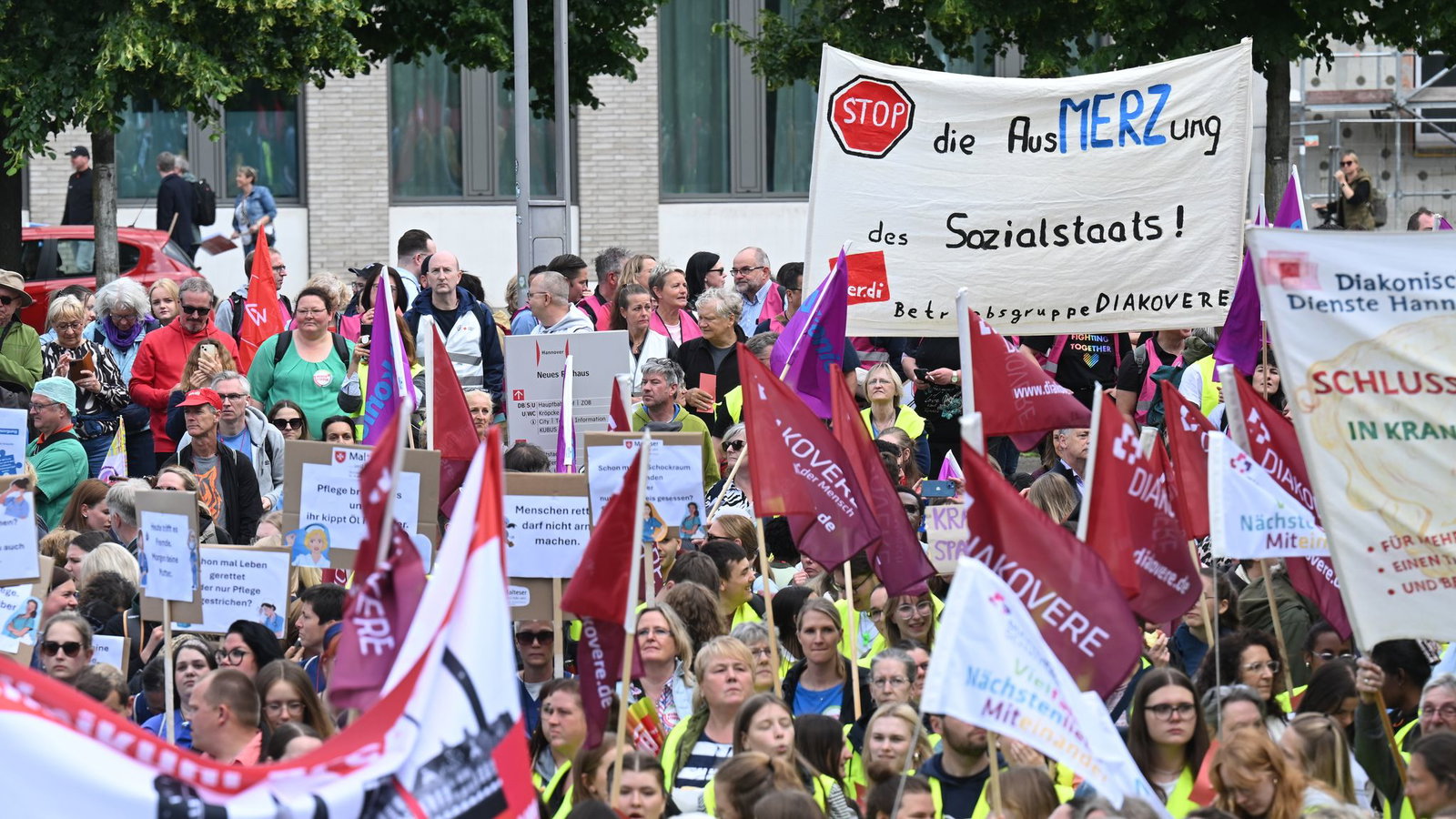 In Hannover protestierten mehrere Tausend Menschen gegen die Gesundheitsreform.
