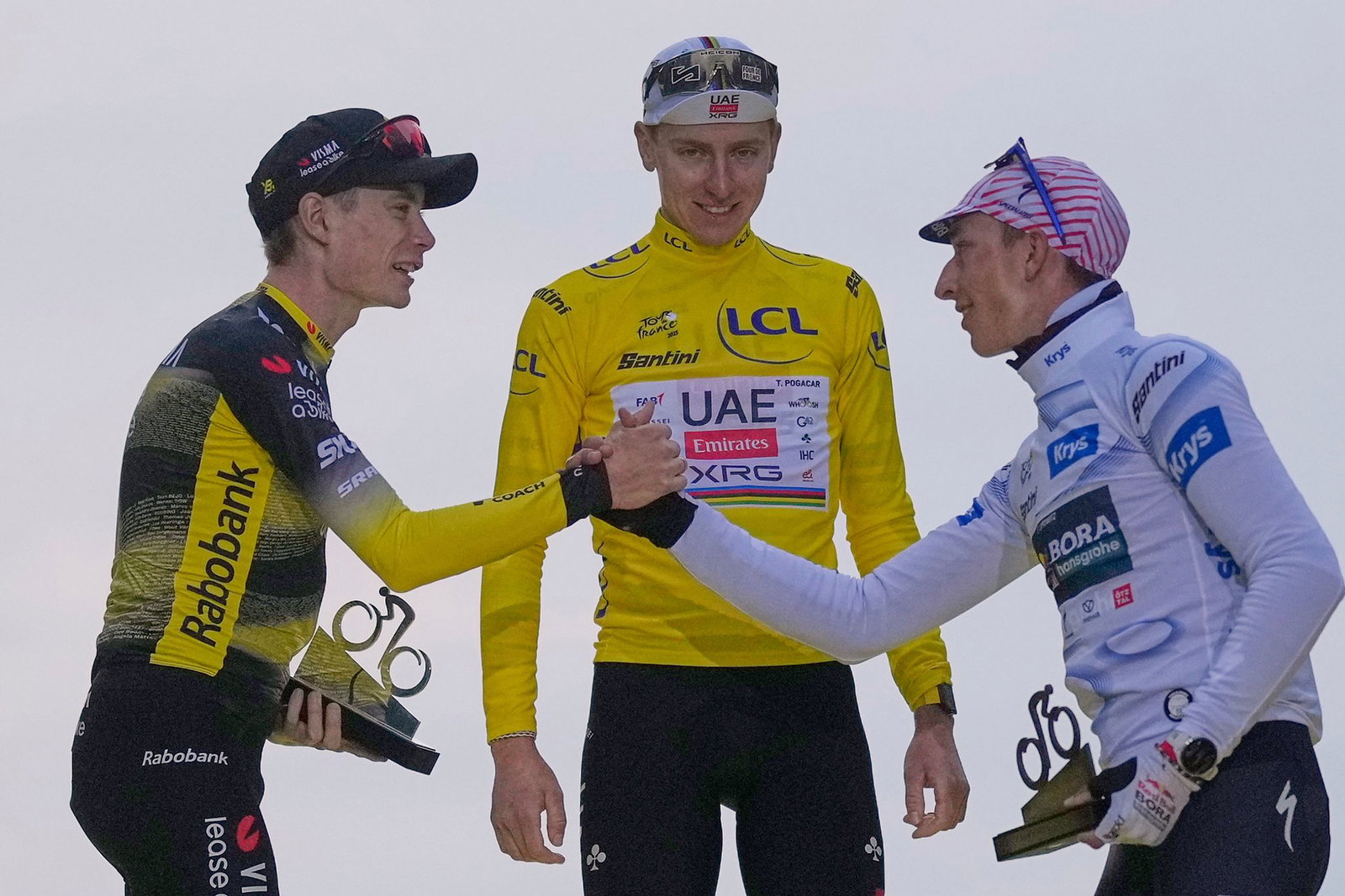 Standen im letzten Jahr auf dem Podium: Vingegaard (l), Lipowitz (r) und Sieger Pogacar. (Archivbild)