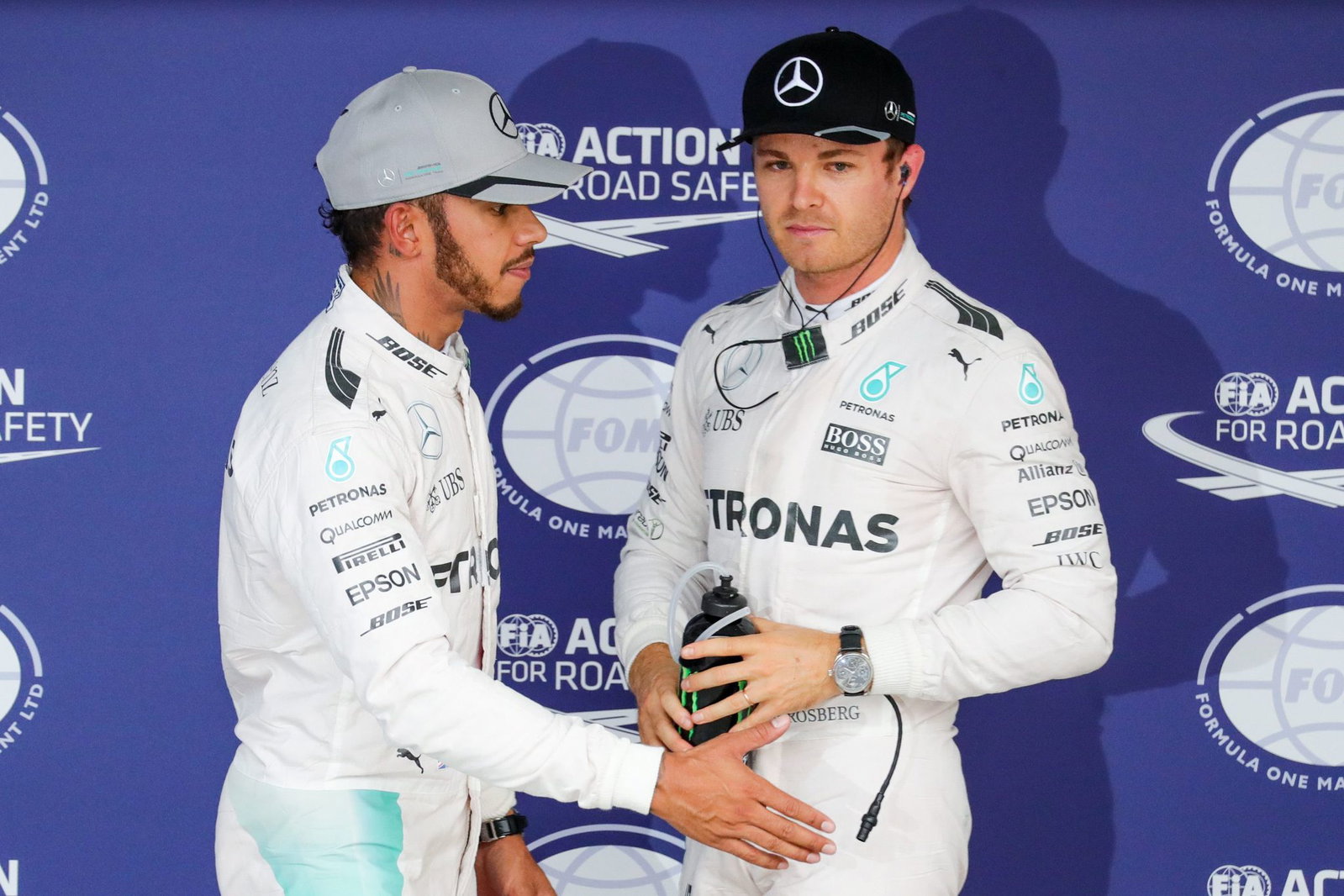 «Krieg der Sterne»: Lewis Hamilton (l) und Nico Rosberg lieferten sich einen knallharten Zweikampf. (Archivbild)